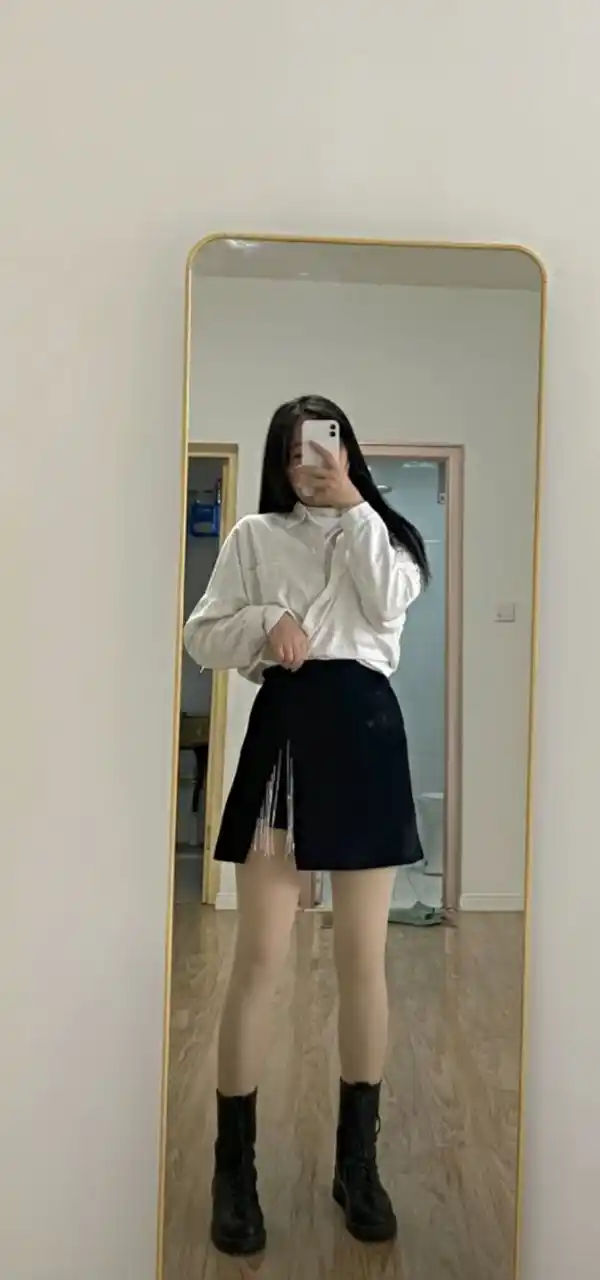 Ayollar mini yubkasi, shortik bilan