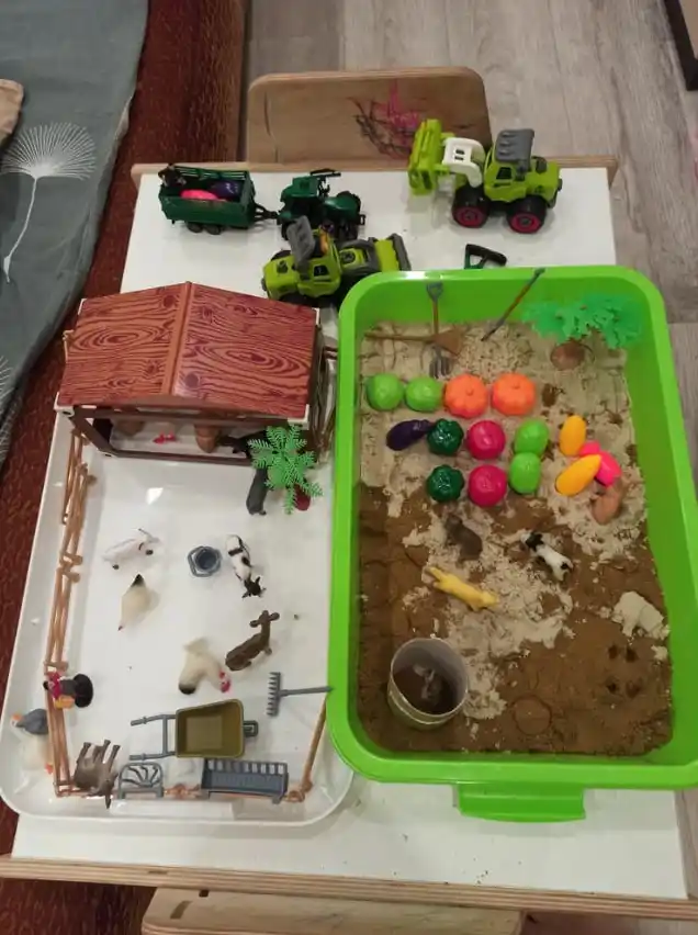 Kinetik qum va qum qutisi bilan, plastilin, bolalar uchun o'yinchoq