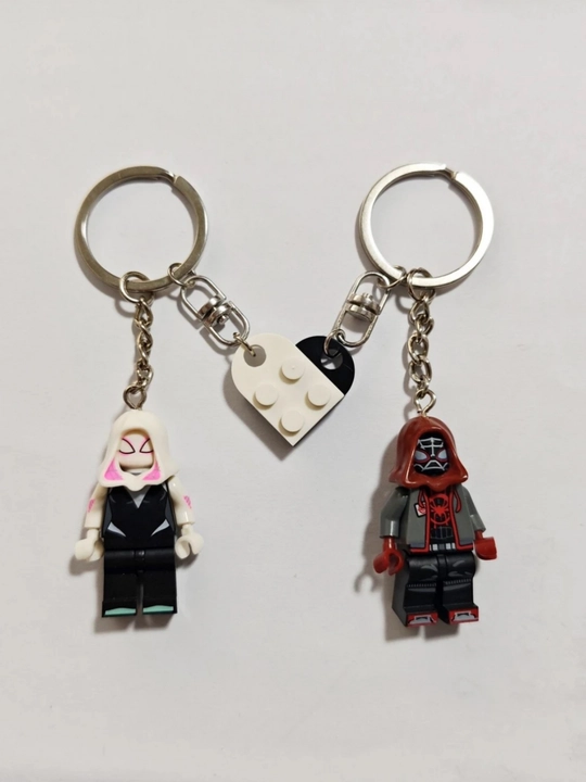 Набор брелоков LEGO Marvel Человек-Паук: Призрачная Паучиха и Майлз Моралес - 