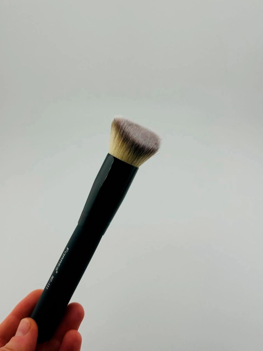 Farres kosmetikasi Upa, tonal vosita, bronzer va sochiluvchan pigmentlar cho‘tkasi - 