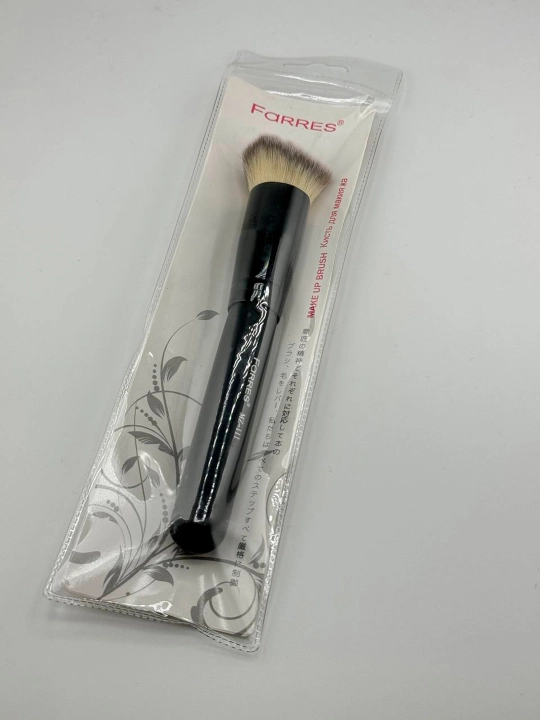 Farres cosmetics Кист пудры, тонального средства, бронзера и рассыпчатых пигментов.