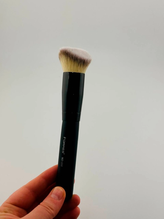 Farres cosmetics Кист пудры, тонального средства, бронзера и рассыпчатых пигментов.
