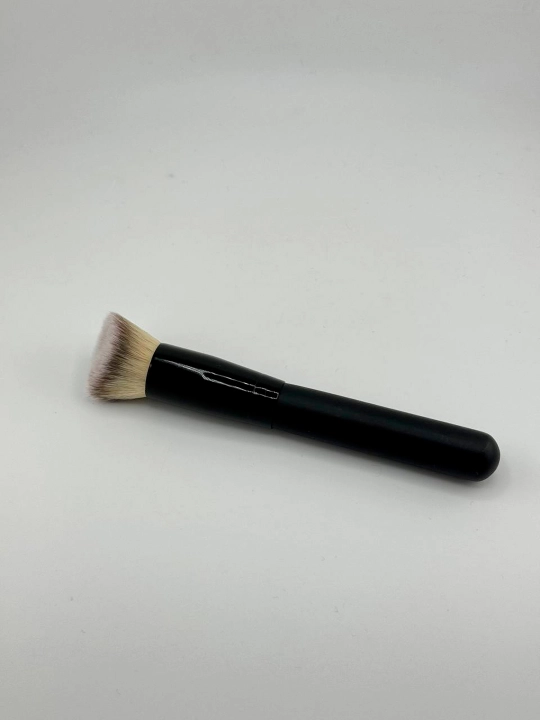 Farres cosmetics Кист пудры, тонального средства, бронзера и рассыпчатых пигментов.