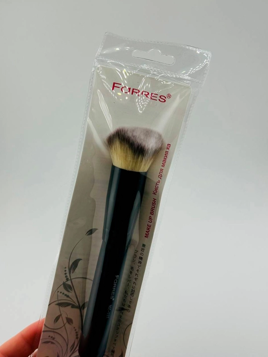 Farres cosmetics Кист пудры, тонального средства, бронзера и рассыпчатых пигментов.