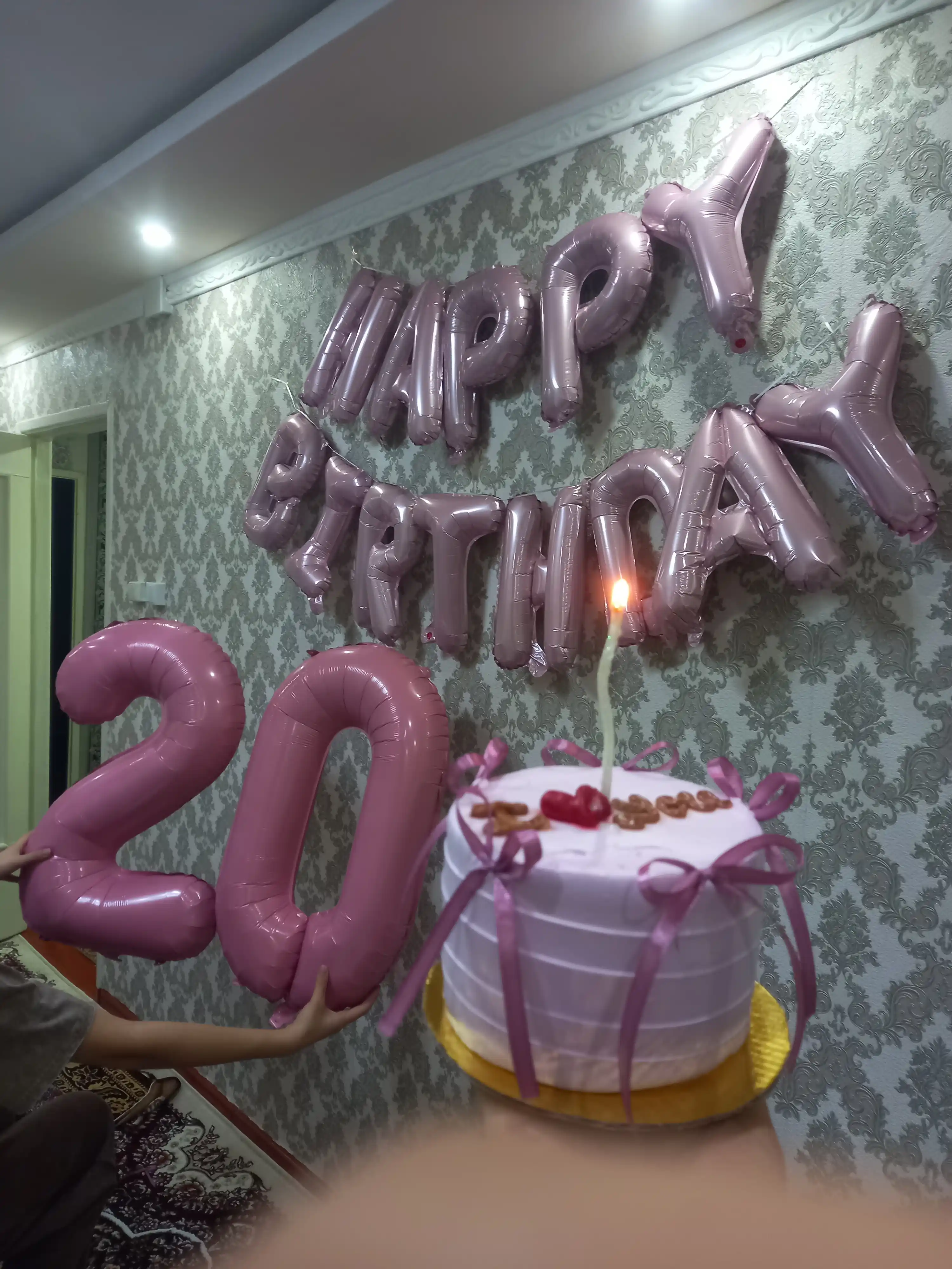 Шарики буквы "Happy Birthday", надпись на стену