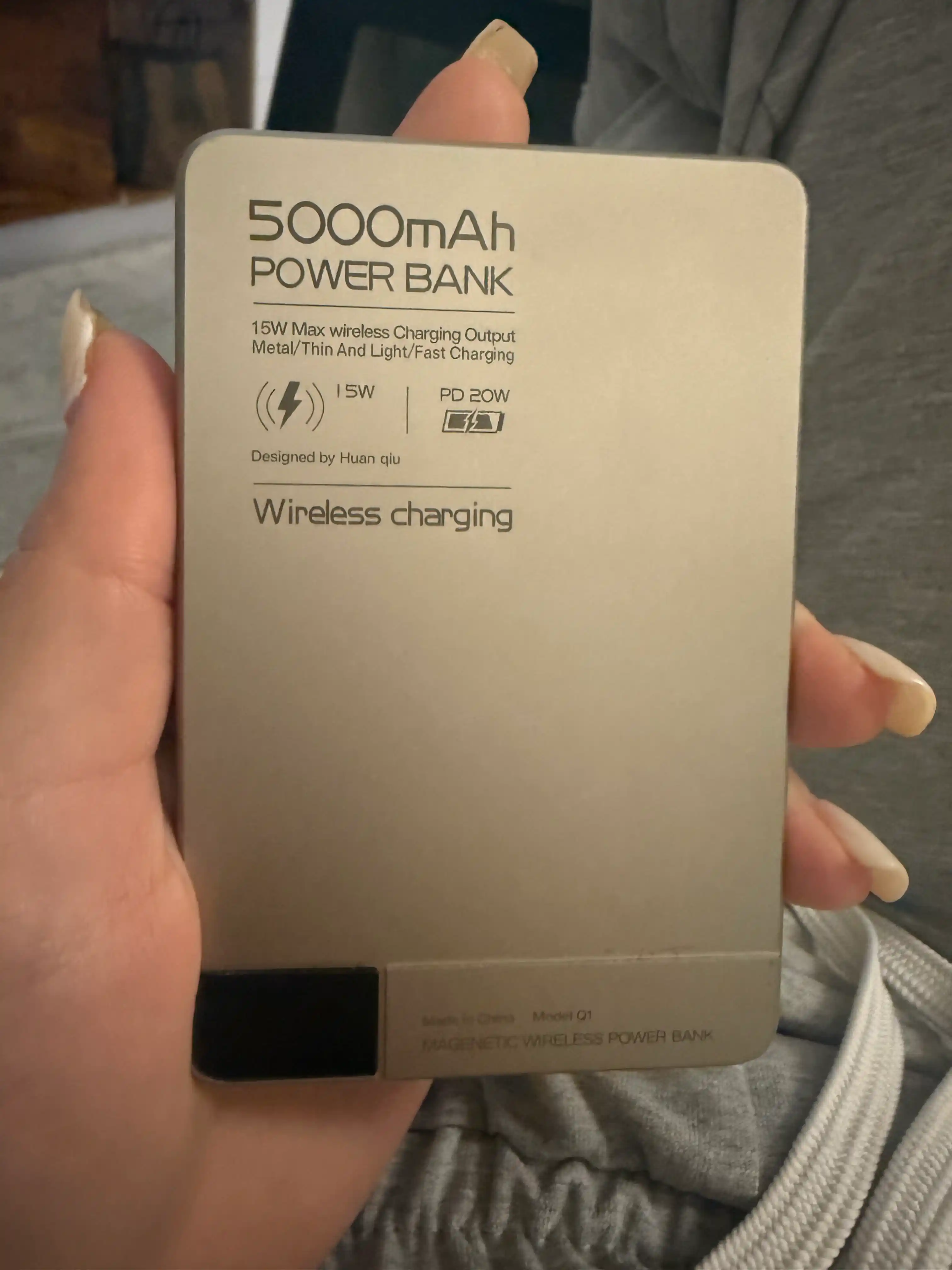 Simsiz tashqi akkumulyator MagSafe Power Bank, yupqa va zaryad ko'rsatkichi bilan
