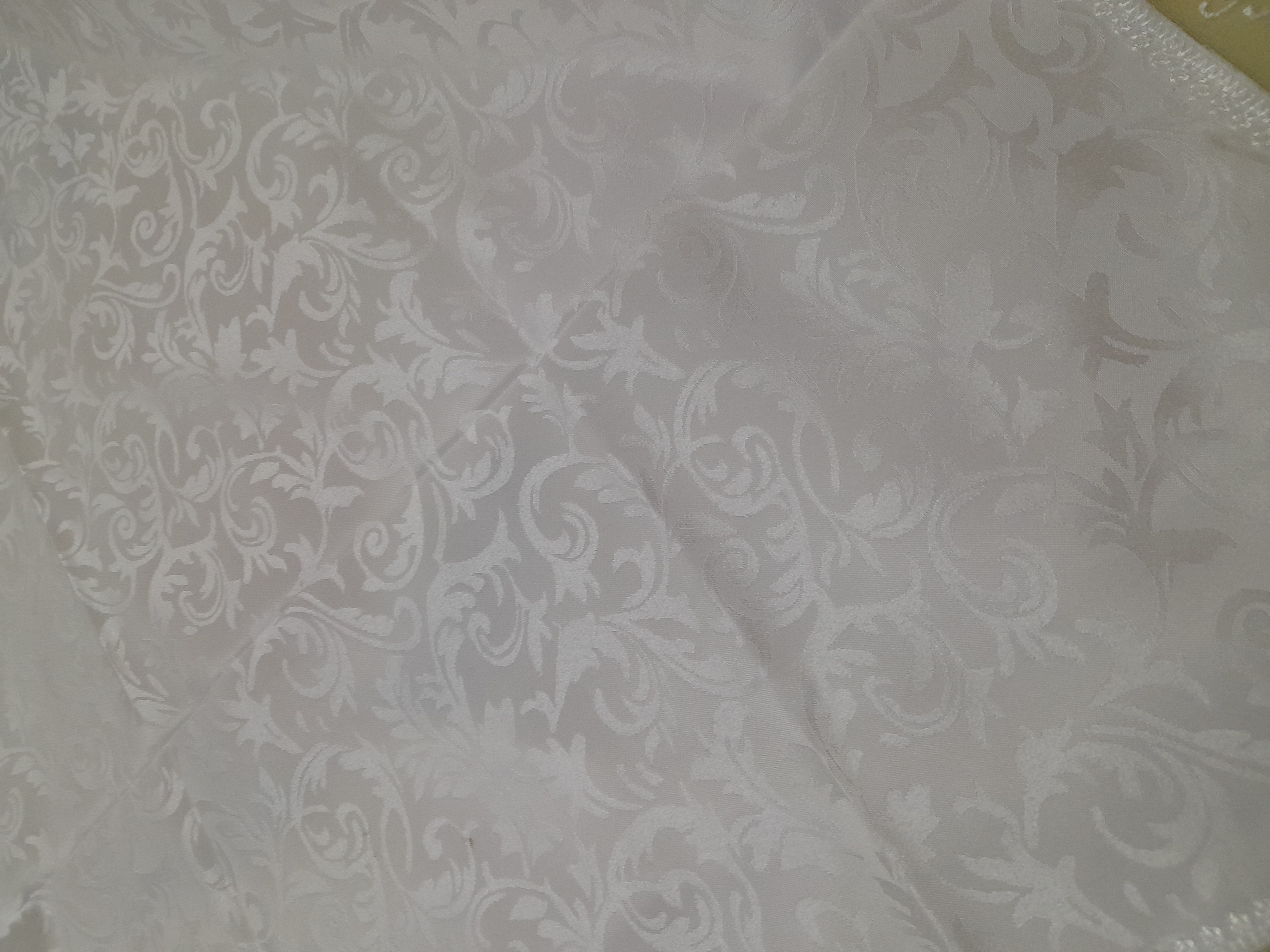 Oq dasturxon 135×135 sm, naqshli, chetlari gulli to‘rli, oshxona va mehmonxona uchun
