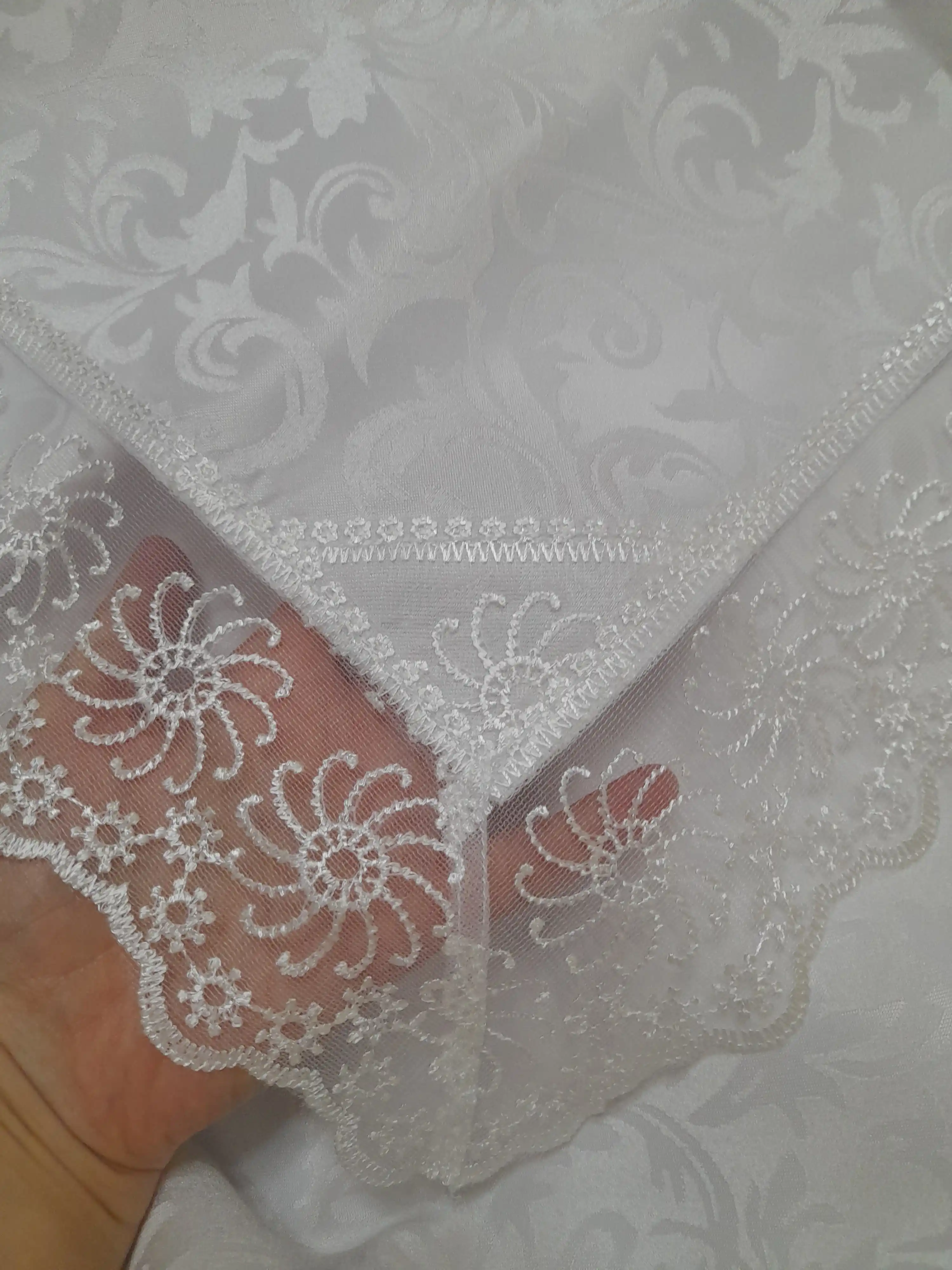 Oq dasturxon 135×135 sm, naqshli, chetlari gulli to‘rli, oshxona va mehmonxona uchun