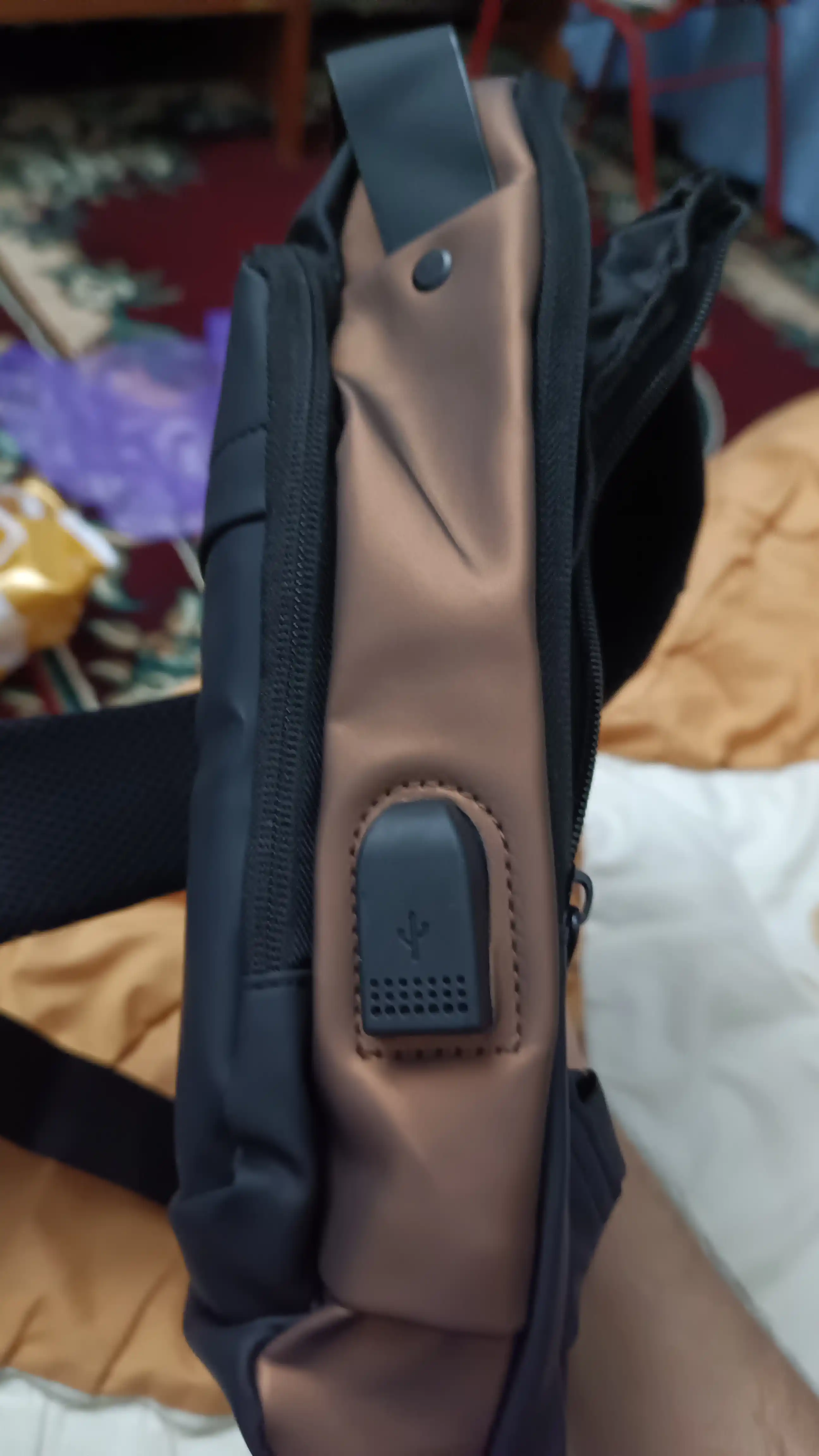 Erkaklar sumkasi, barsetka, bananka, qulfli va USB zaryadlovchi bilan, yelkama