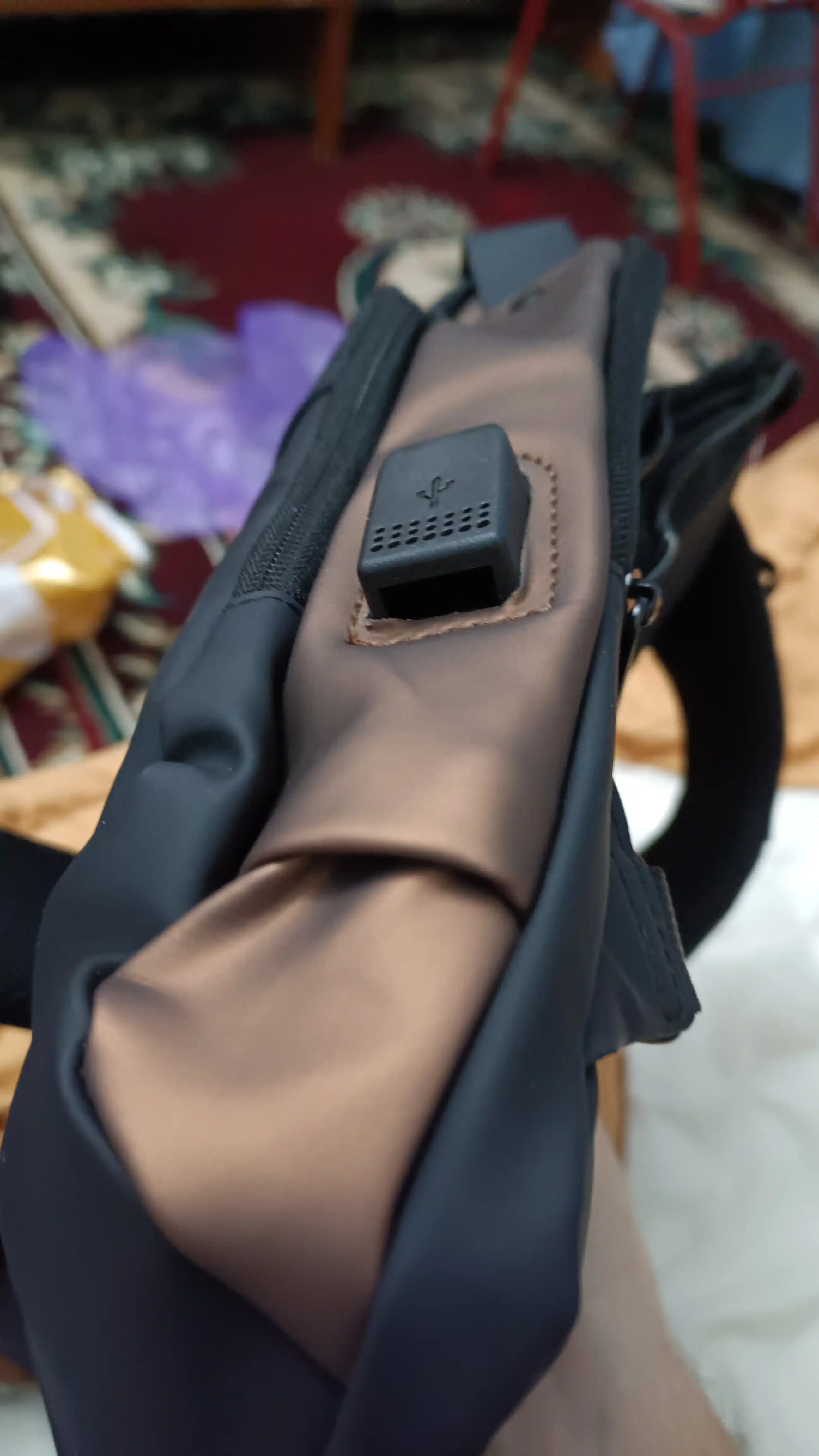 Erkaklar sumkasi, barsetka, bananka, qulfli va USB zaryadlovchi bilan, yelkama