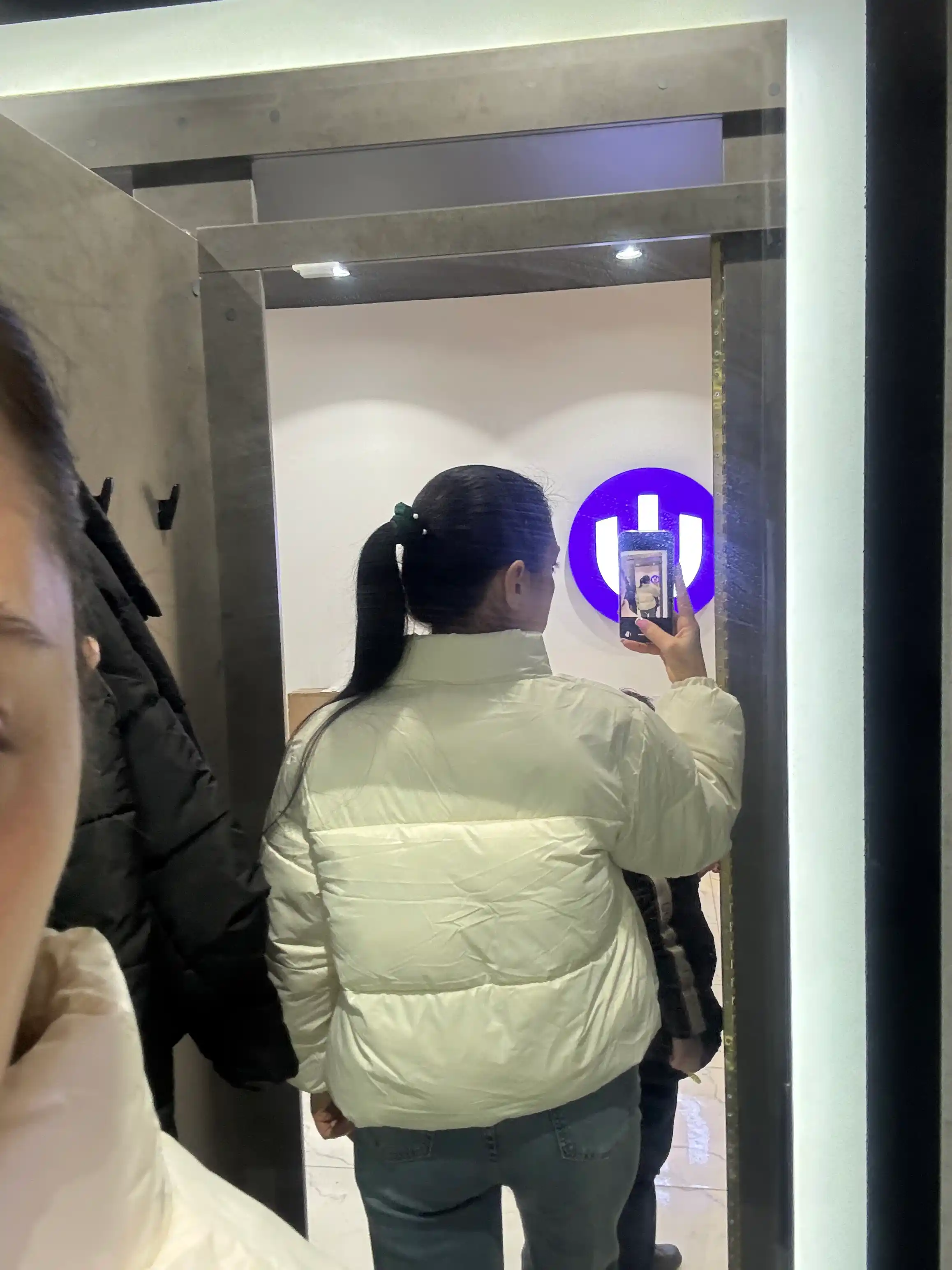 Qishki yumshoq va issiq ayollar kurtkasi, paxmoq