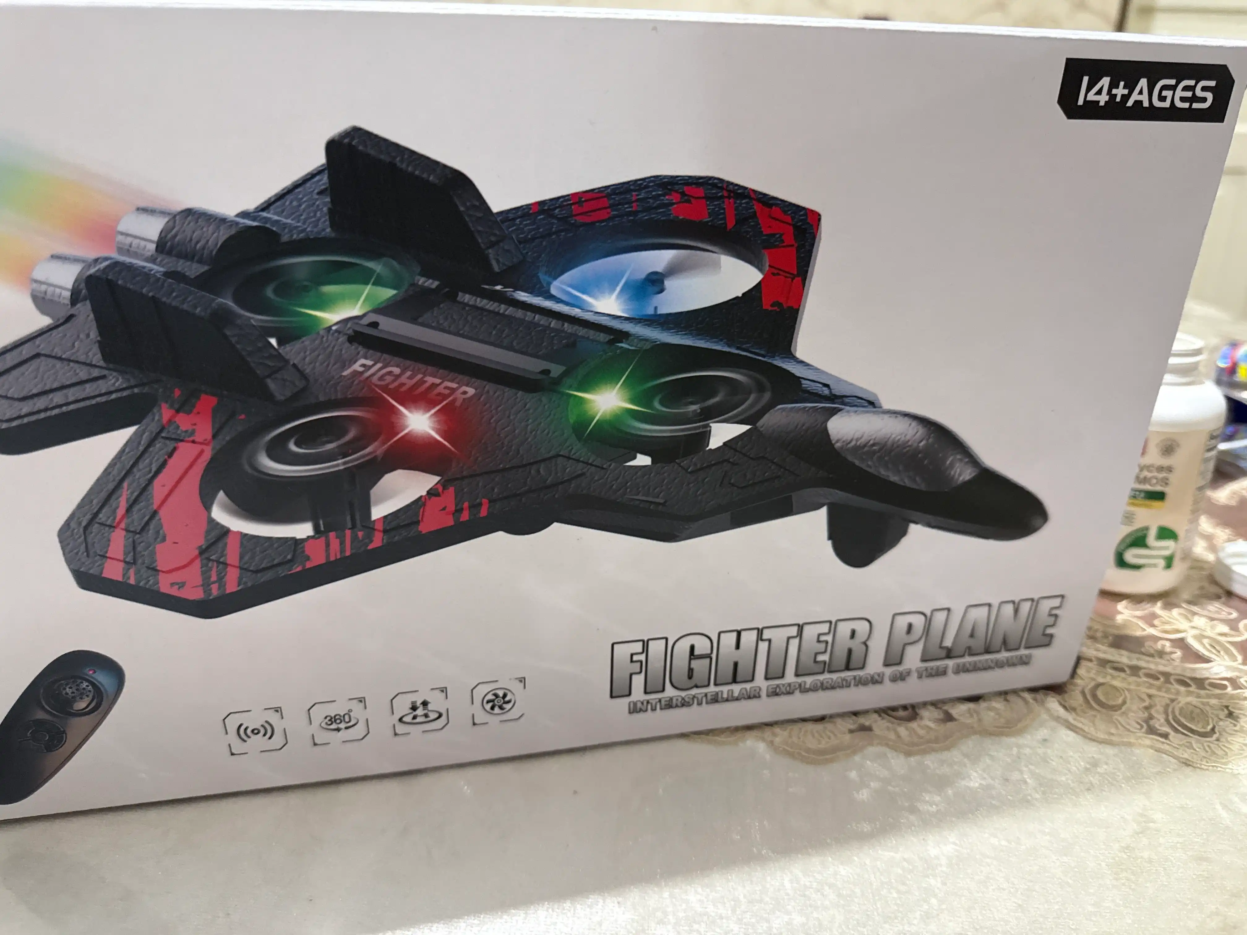 360° tryuklar va yorqin RGB yoritgichlarga ega, radio orqali boshqariladigan Fighter dron-samolyoti