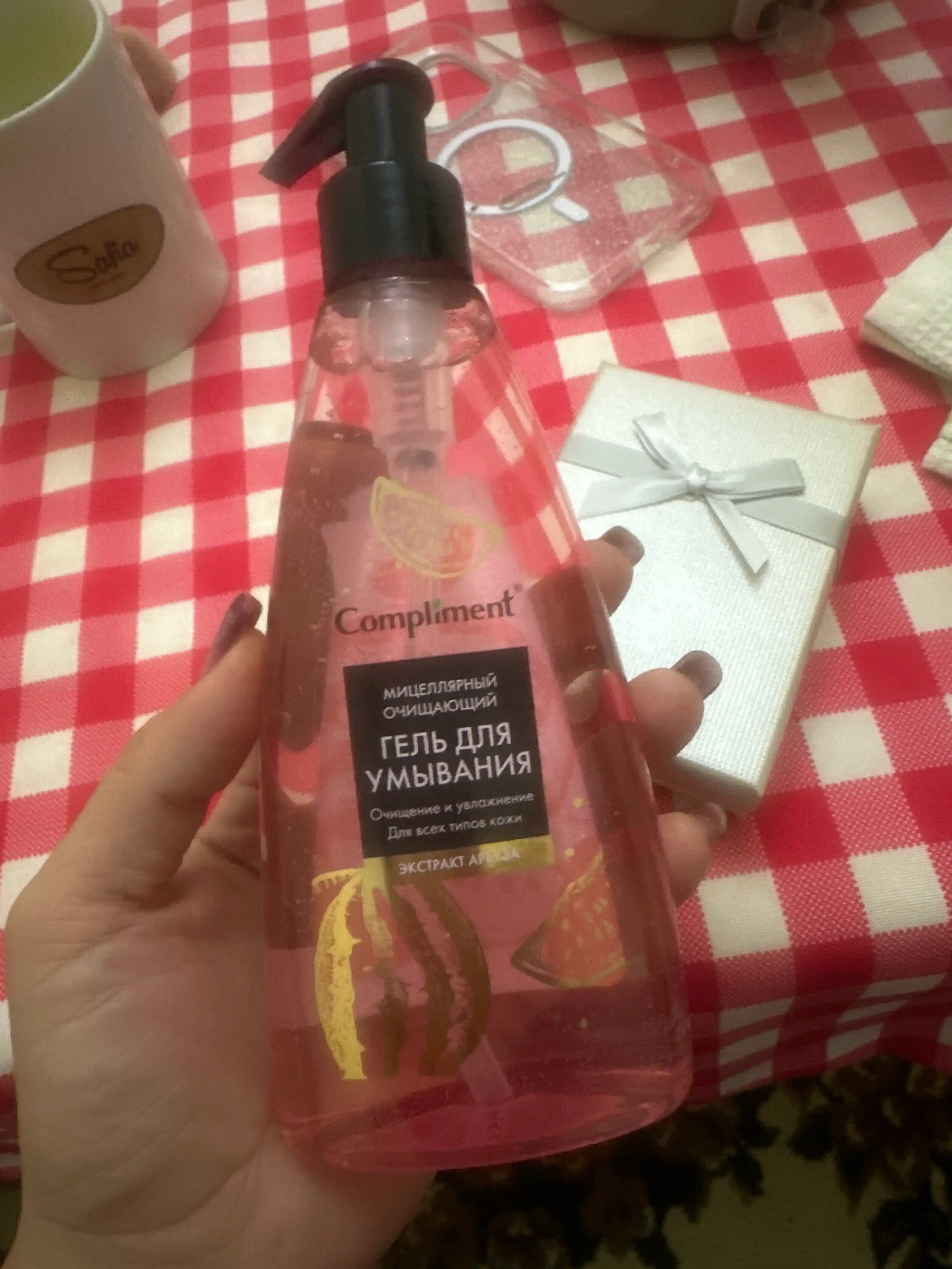 Yuvish, terini tozalash uchun gel, yuvinish uchun gel Compliment, 250 ml