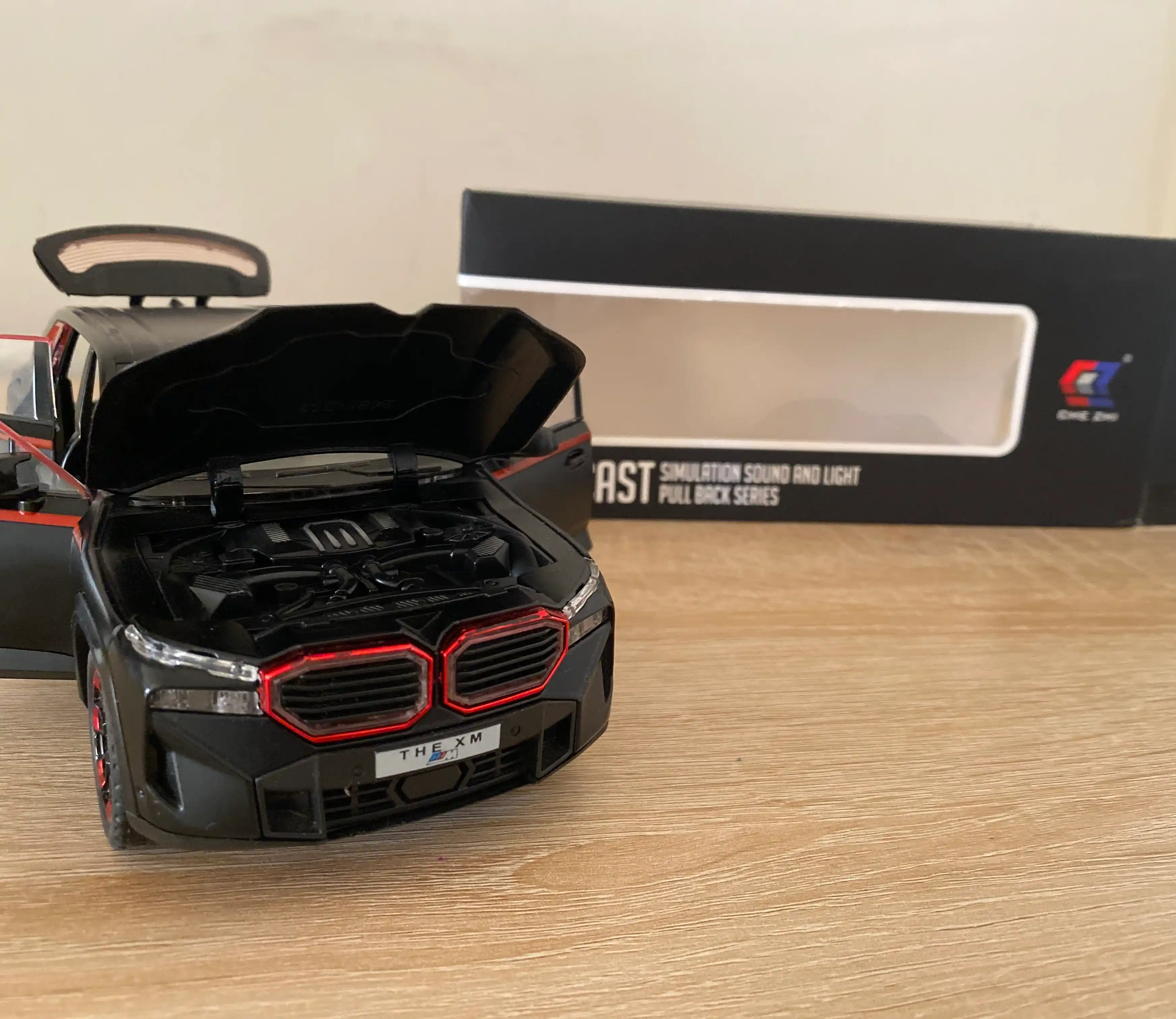 BMW avtomobil modeli, qora korpus va qizil aksentlar