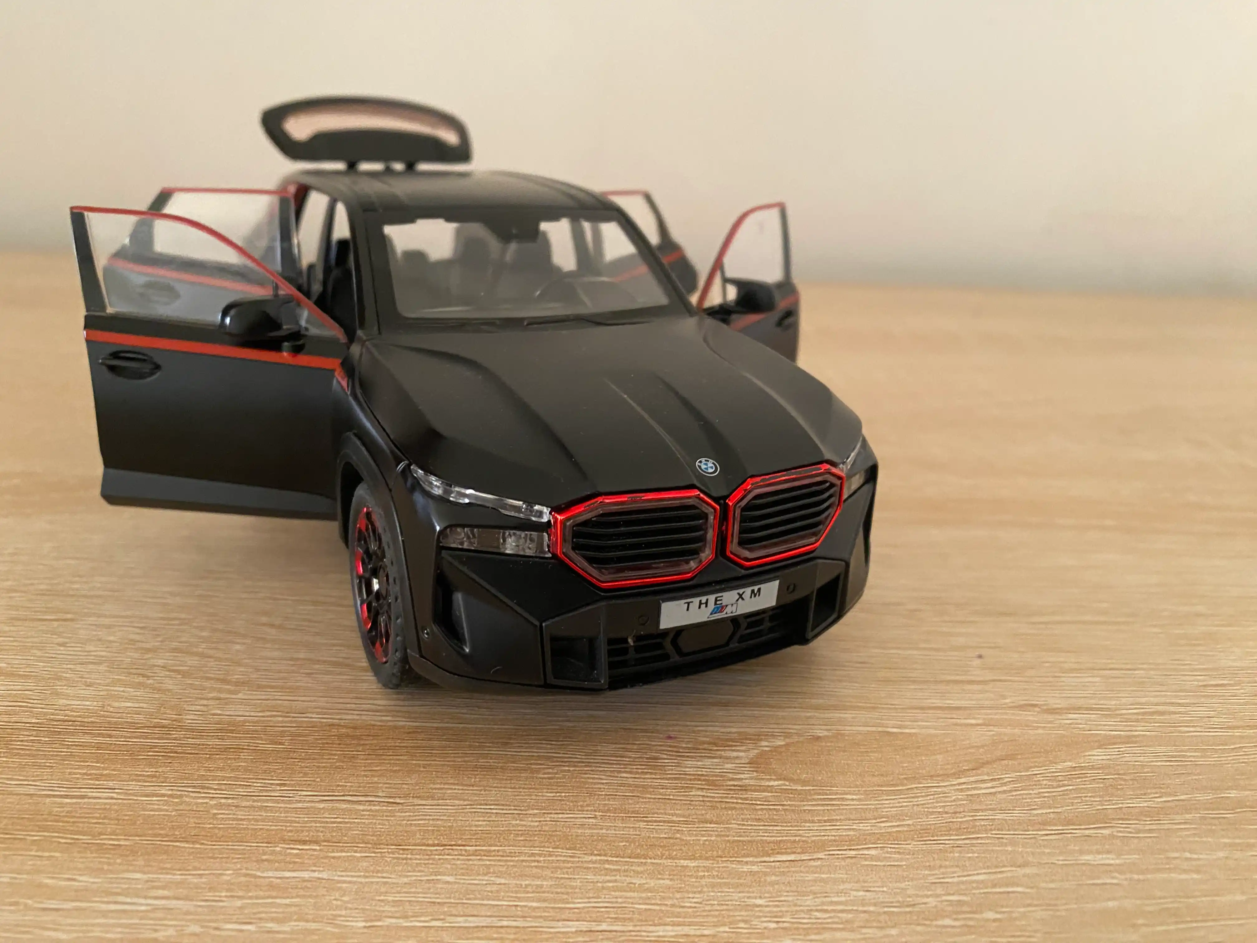 BMW avtomobil modeli, qora korpus va qizil aksentlar