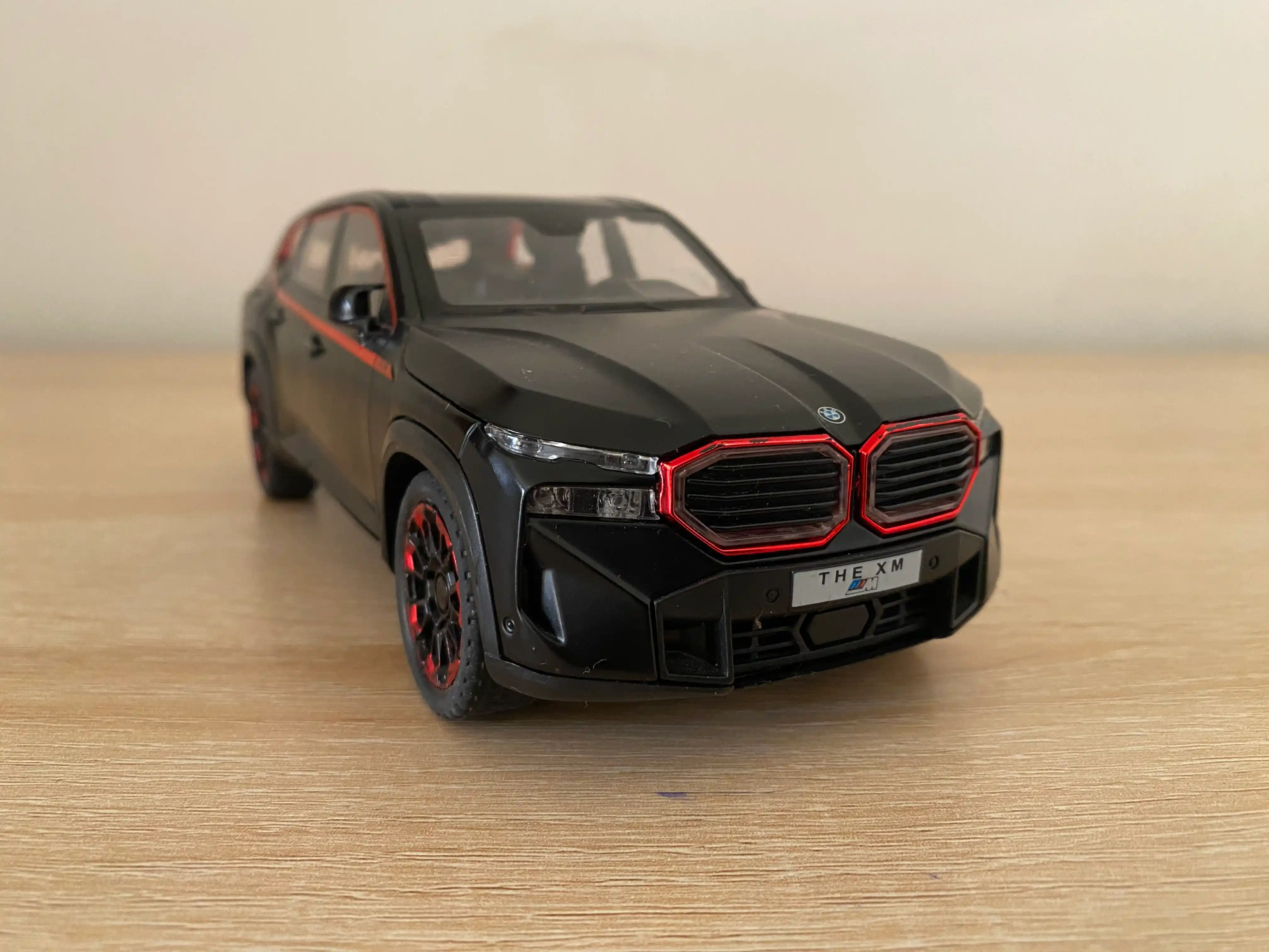 BMW avtomobil modeli, qora korpus va qizil aksentlar