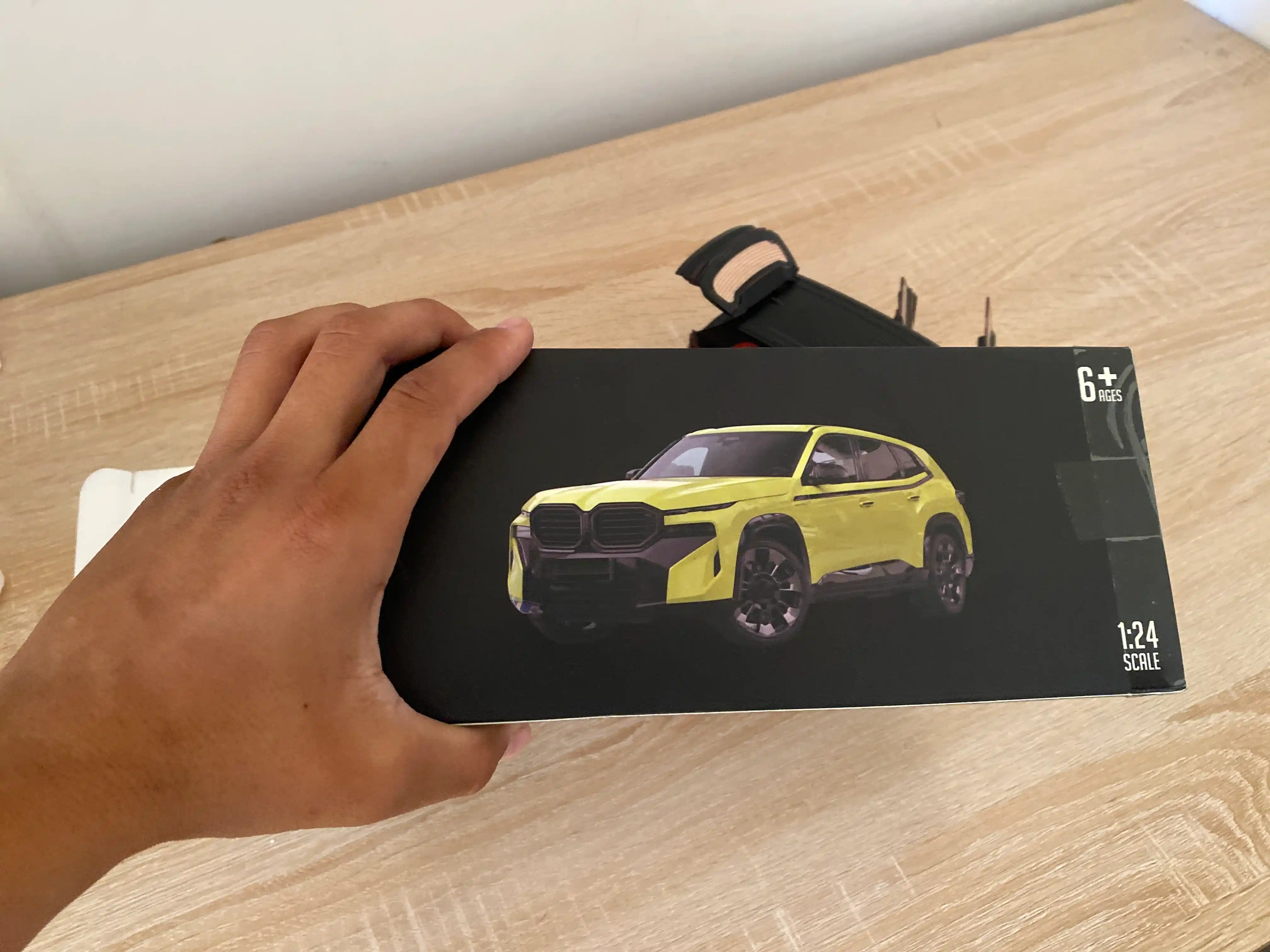 BMW avtomobil modeli, qora korpus va qizil aksentlar