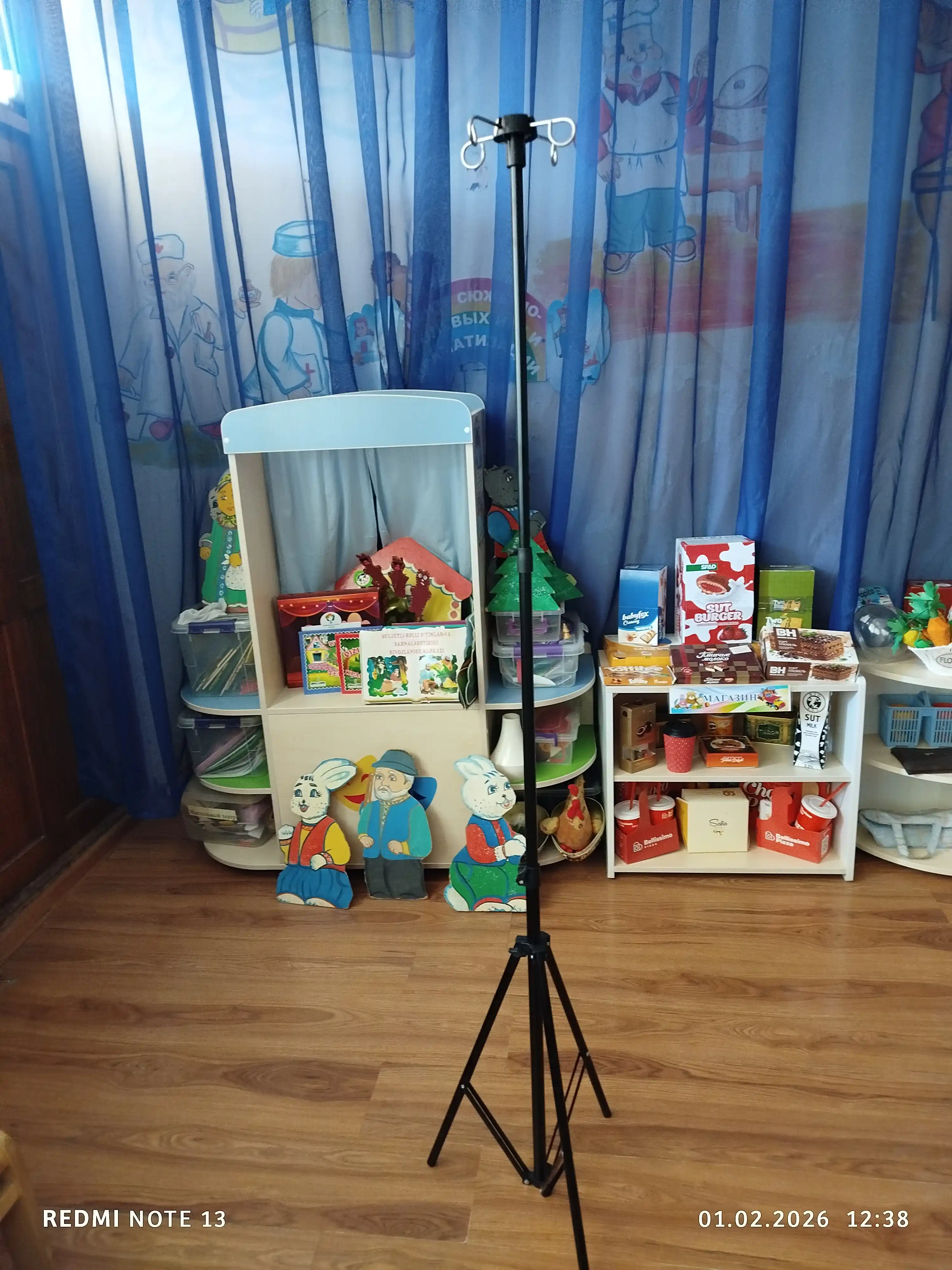 Uzoq muddatli infuziyalar uchun teleskopik tibbiy tomchilatuvchi tripod tomchi tokchasi