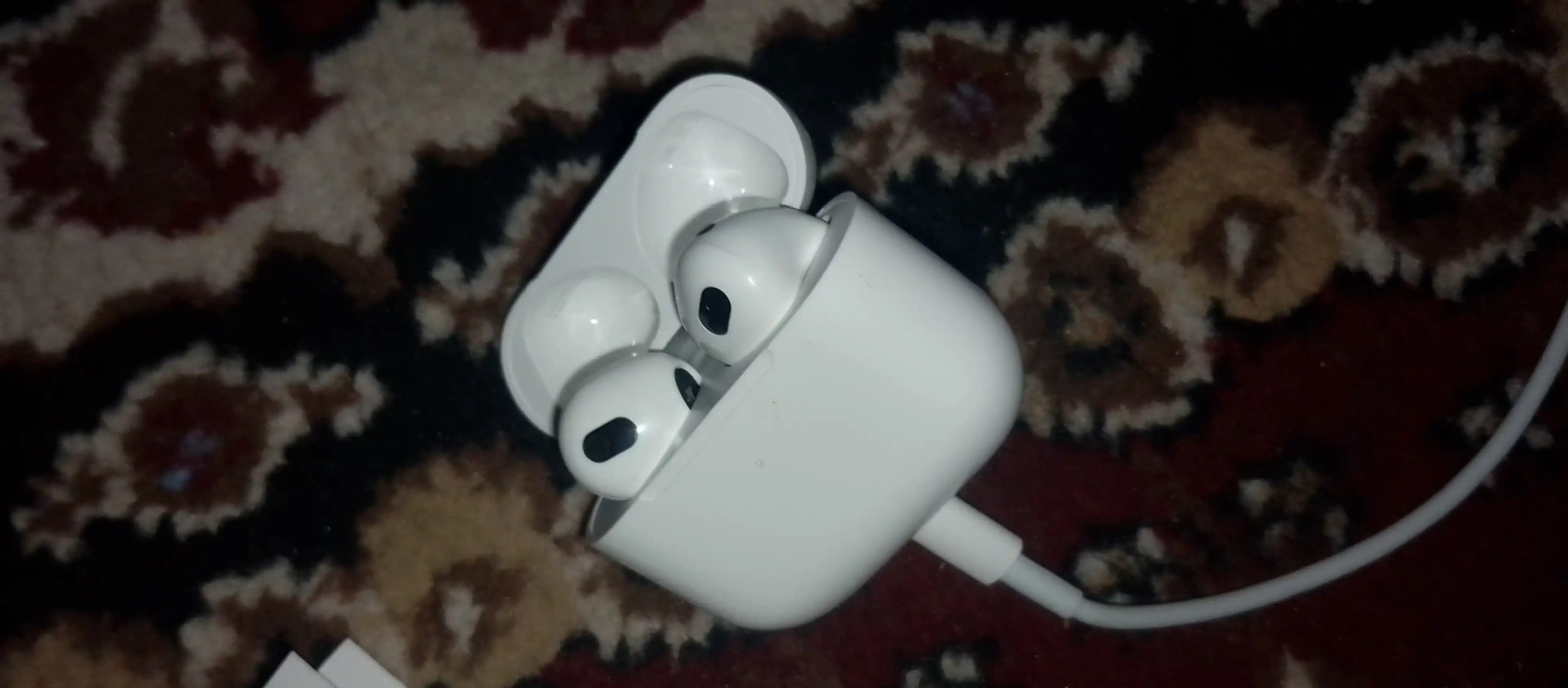 Simsiz quloqchinlar Pods 3, iPhone va Android uchun naushniklar