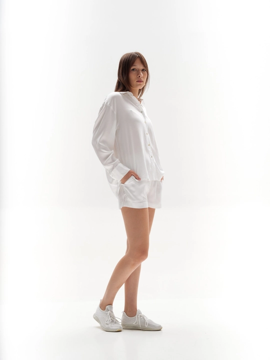 Ayollar uchun pijama Oblique shortilar bilan - 
