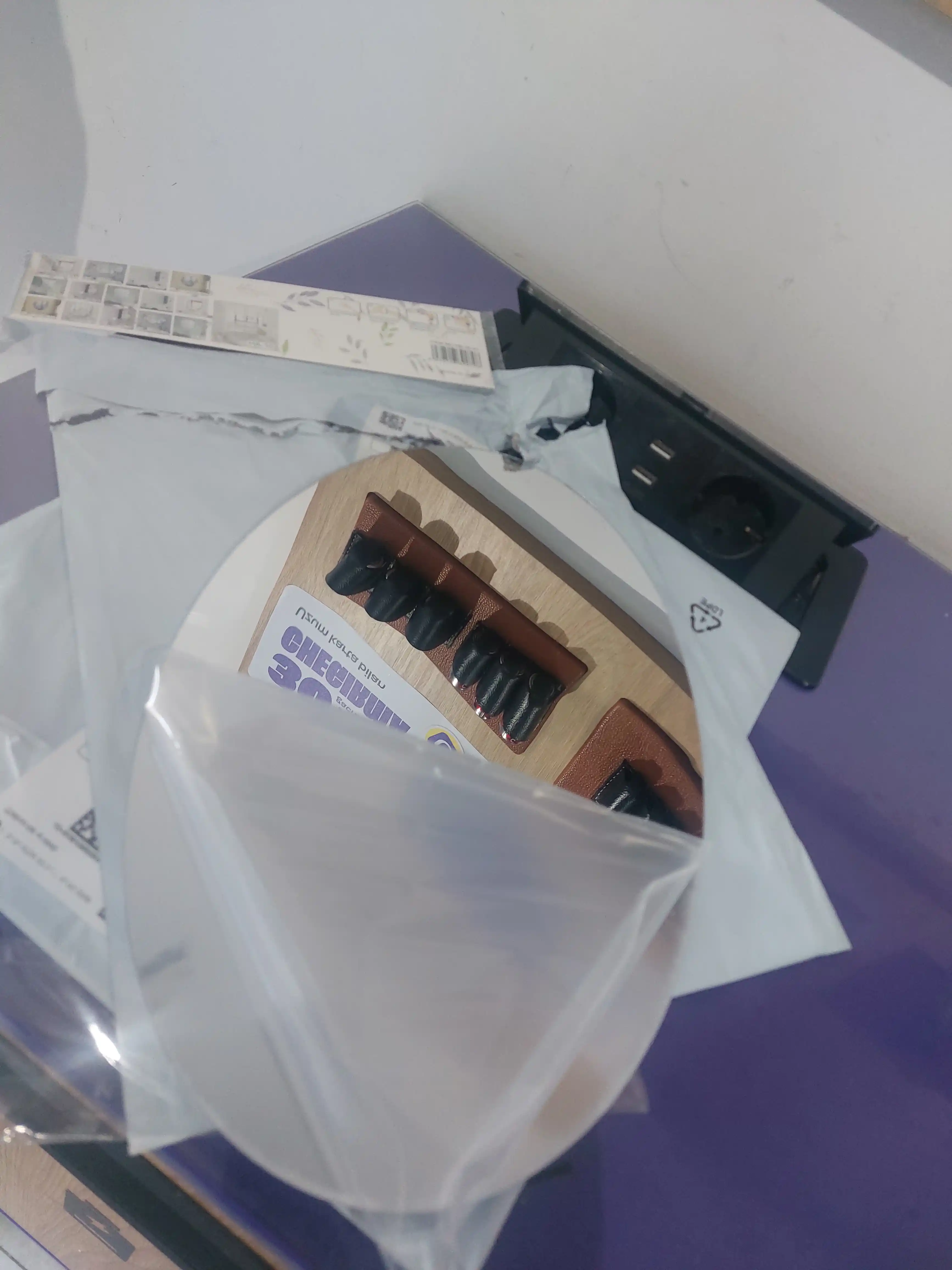 Devorga yopishtirish mumkin bo‘lgan plastik ko‘zgu, interyer