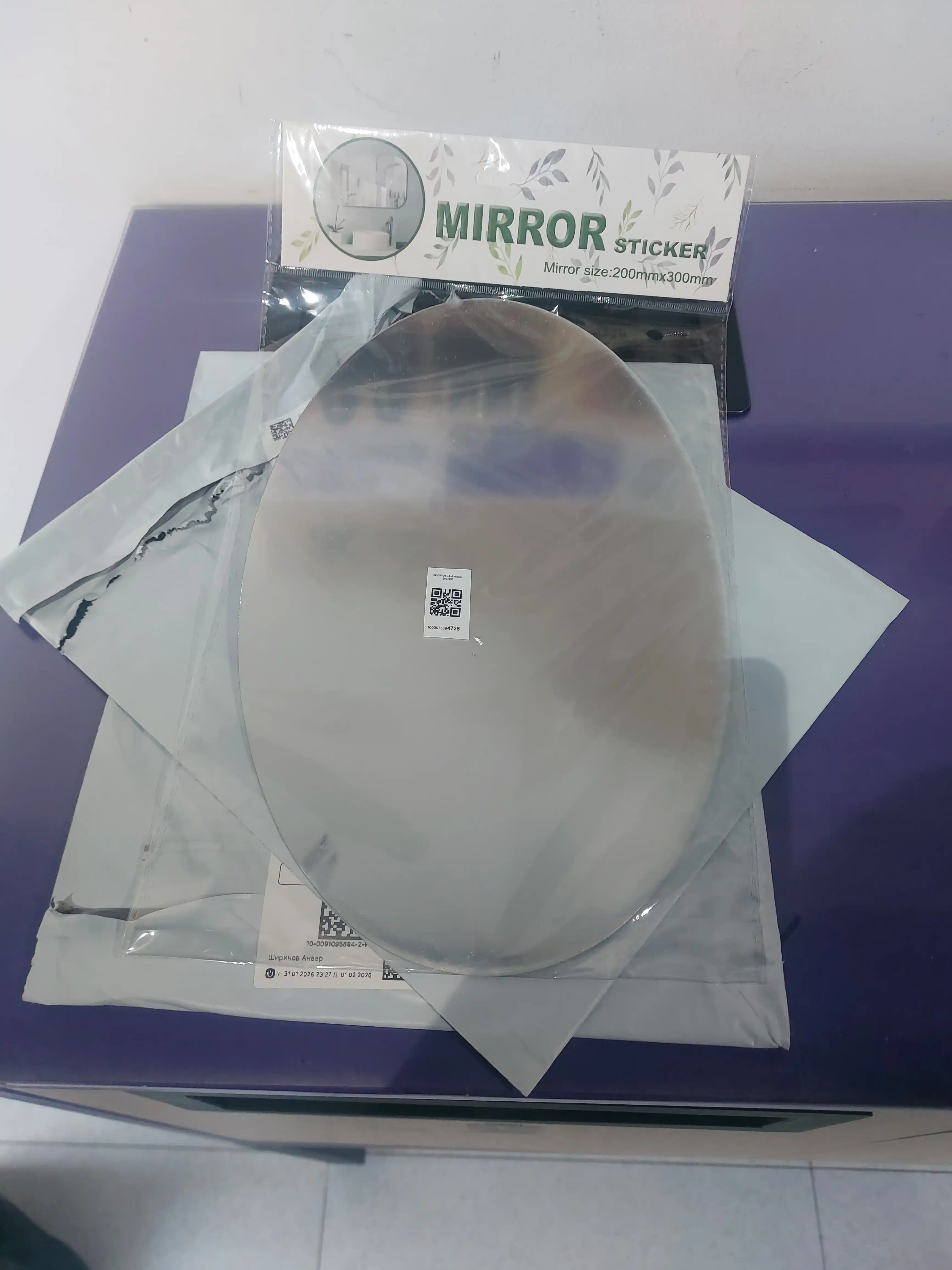 Devorga yopishtirish mumkin bo‘lgan plastik ko‘zgu, interyer