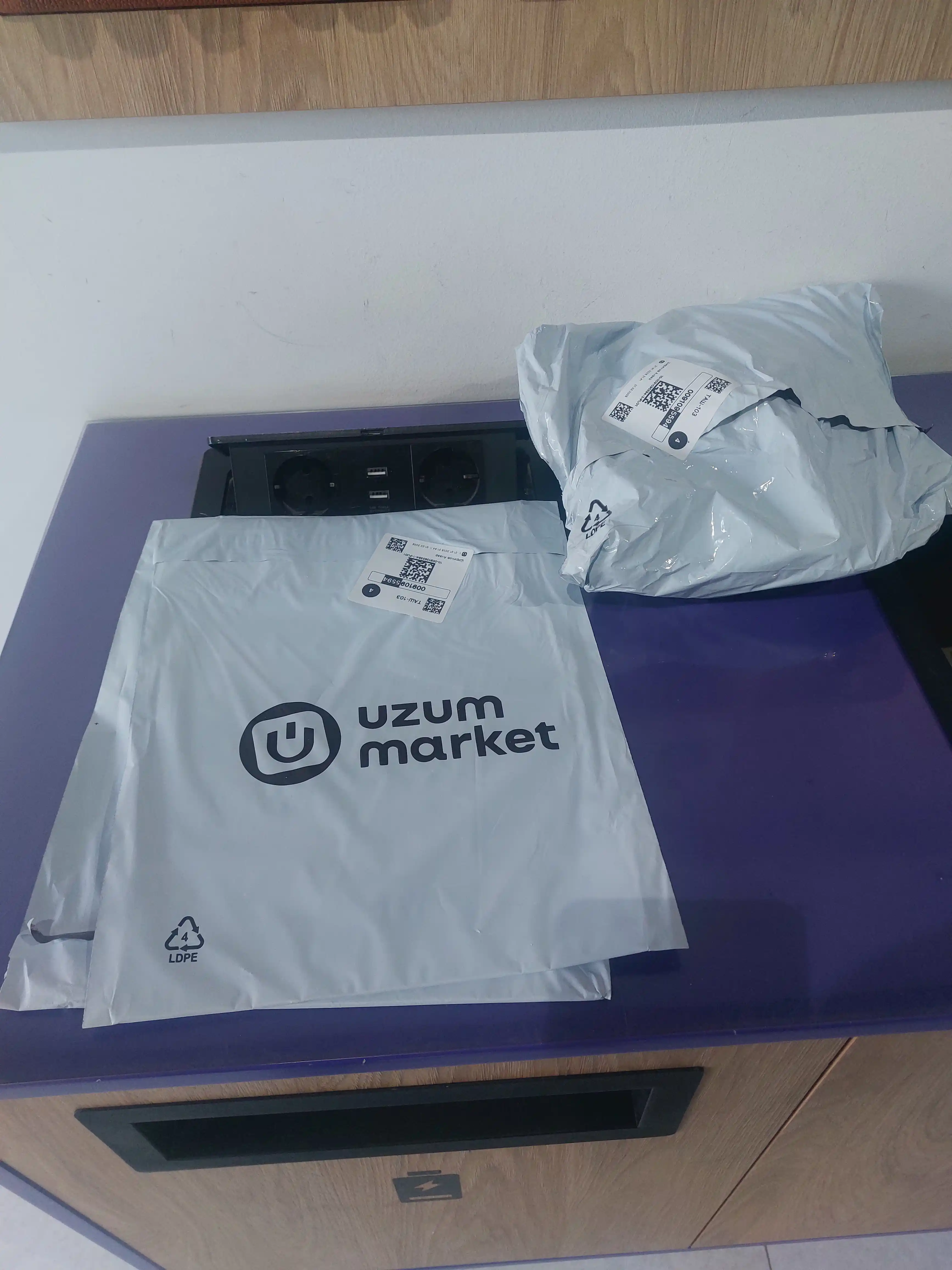 Devorga yopishtirish mumkin bo‘lgan plastik ko‘zgu, interyer