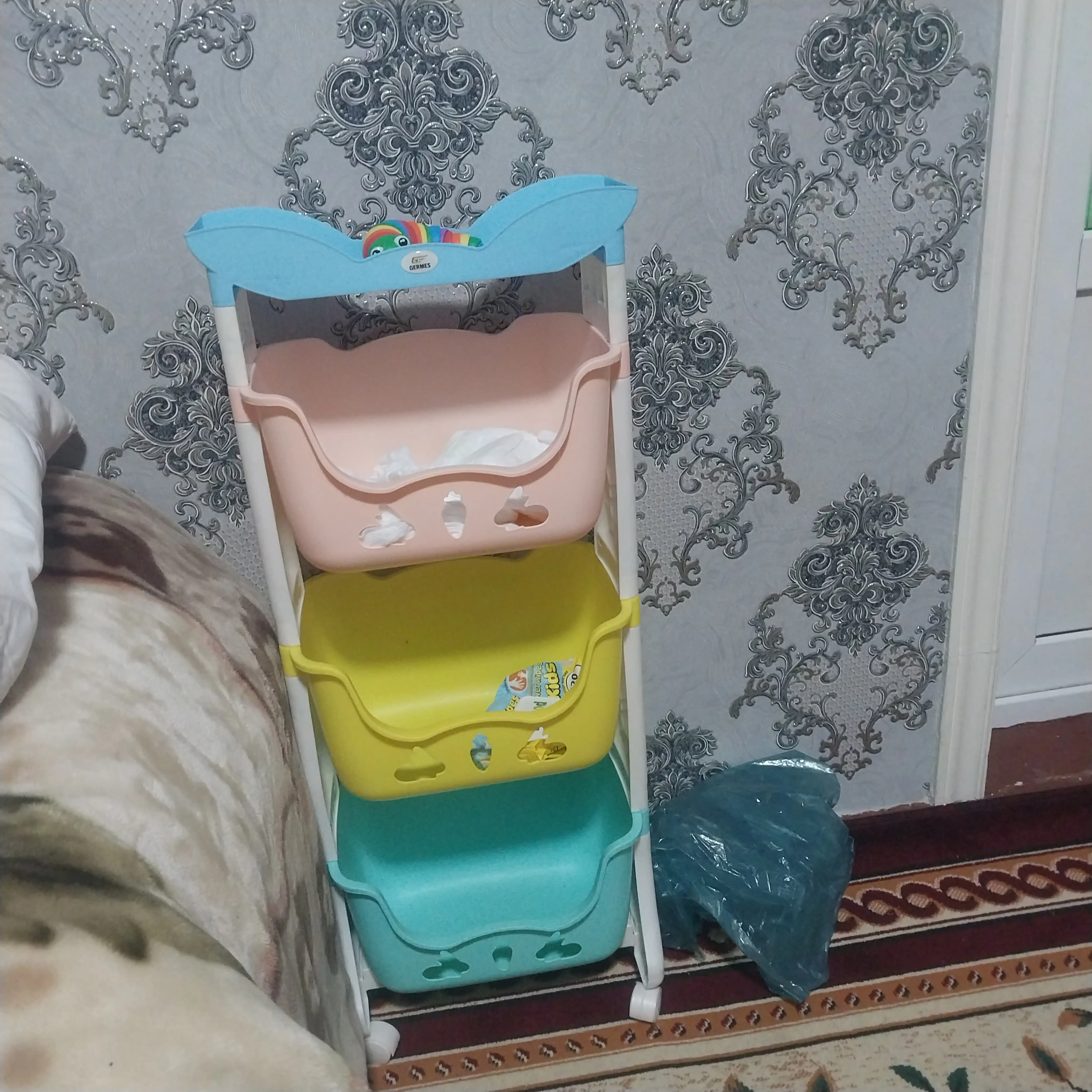 Plastik pol tokcha, g'ildiraklarda oshxona, hammom uchun