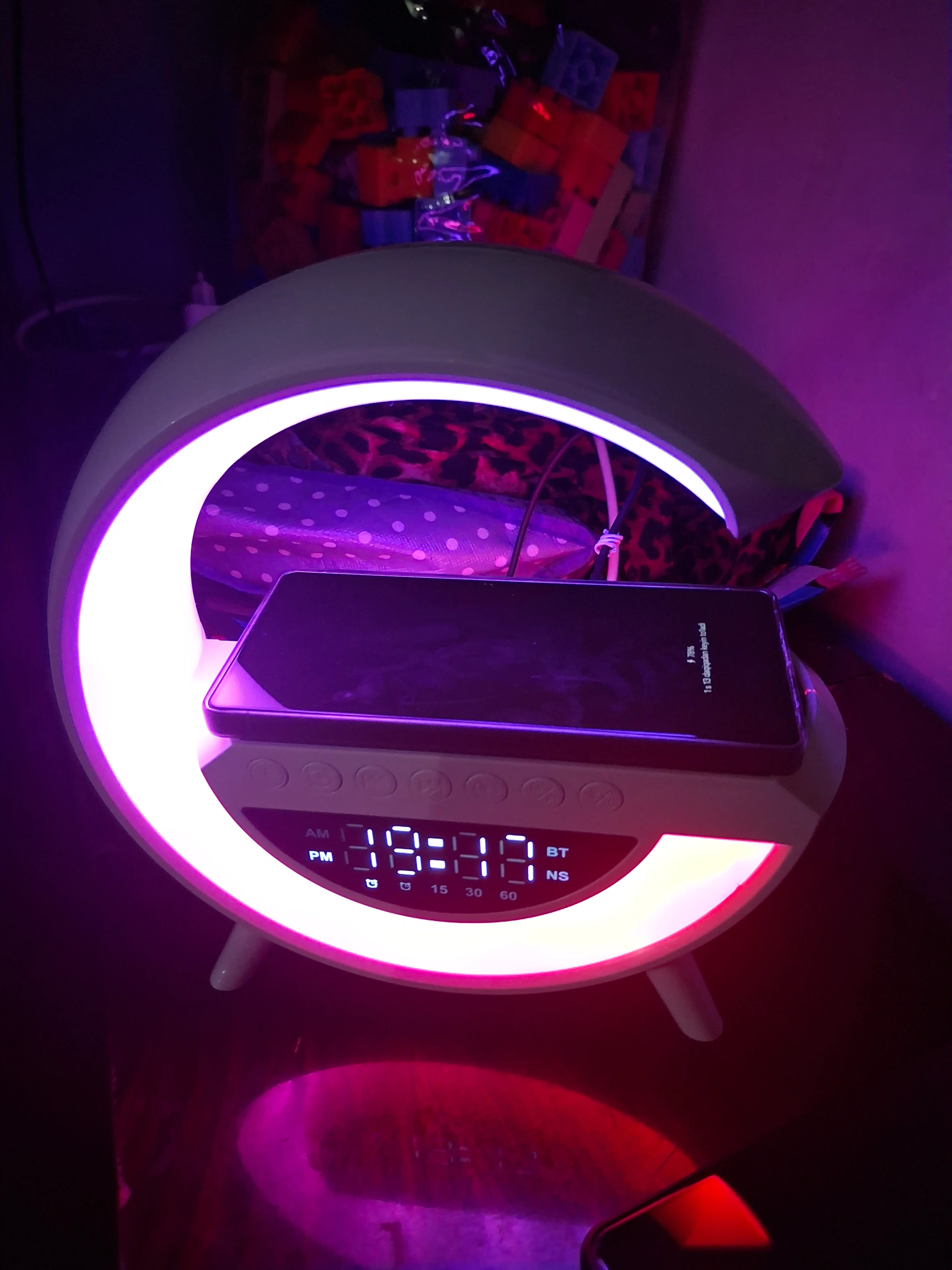 RGB ночник-колонка: Bluetooth, FM-радио, будильник и беспроводная зарядка
