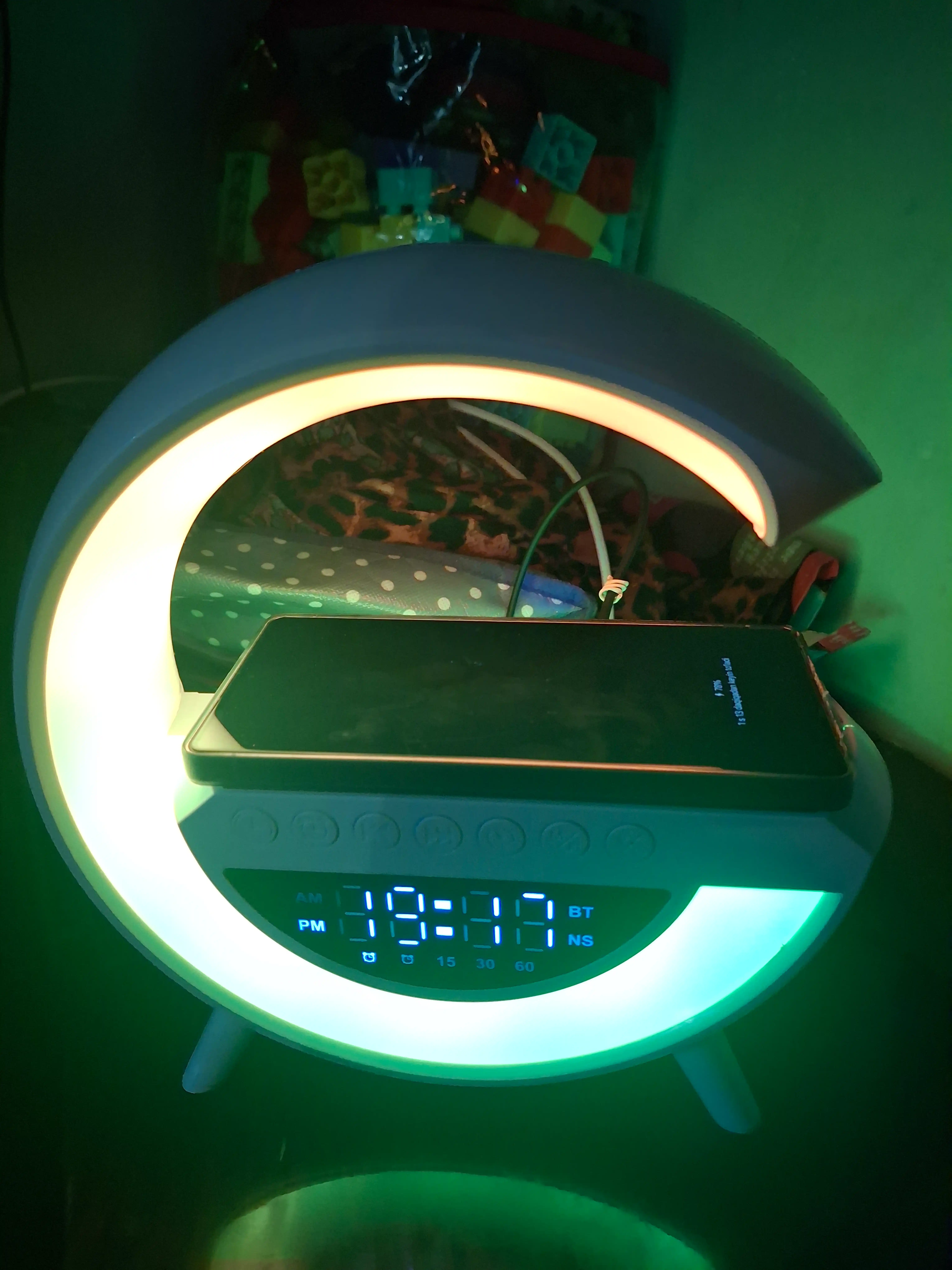 RGB ночник-колонка: Bluetooth, FM-радио, будильник и беспроводная зарядка