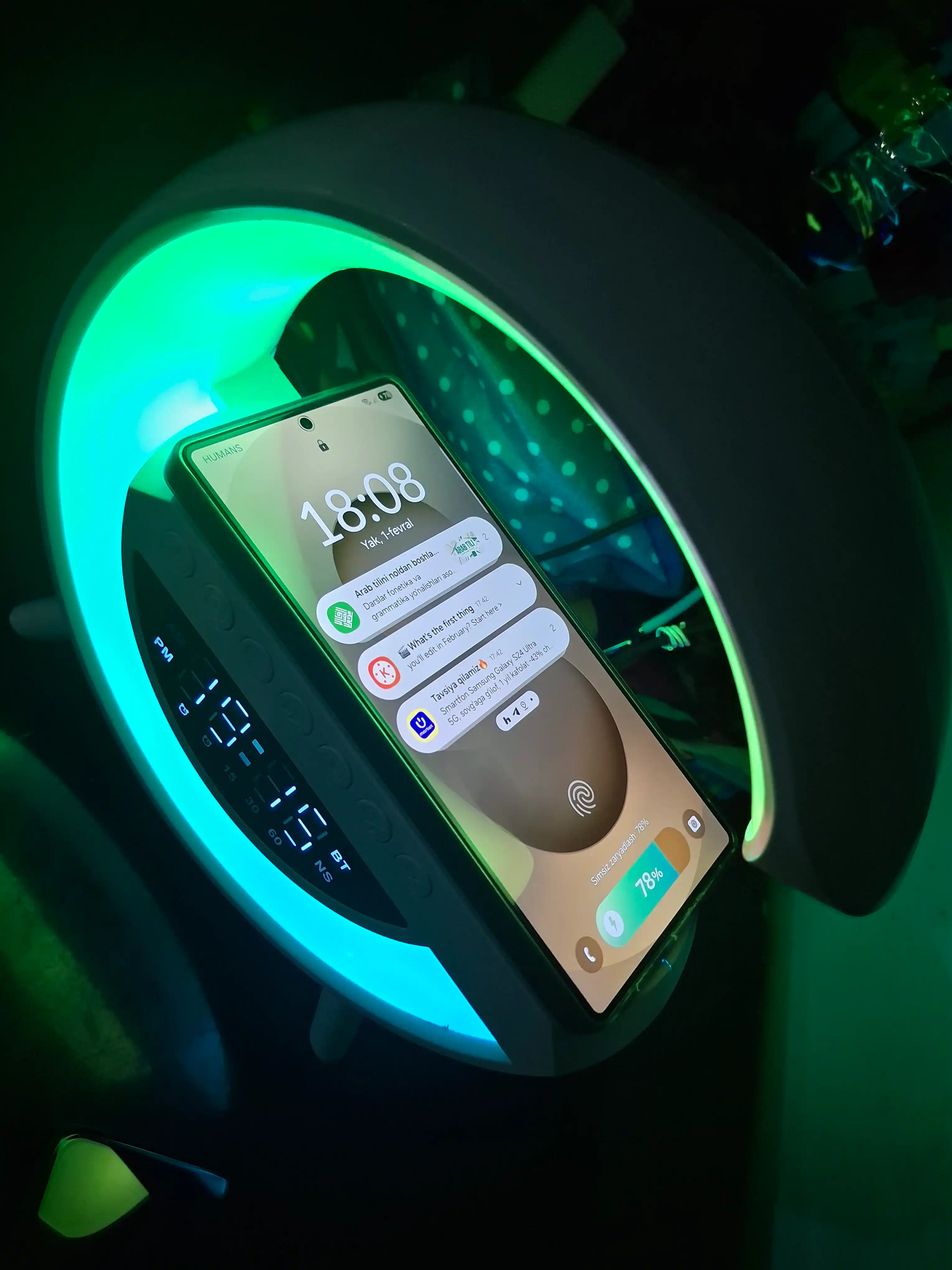 RGB ночник-колонка: Bluetooth, FM-радио, будильник и беспроводная зарядка