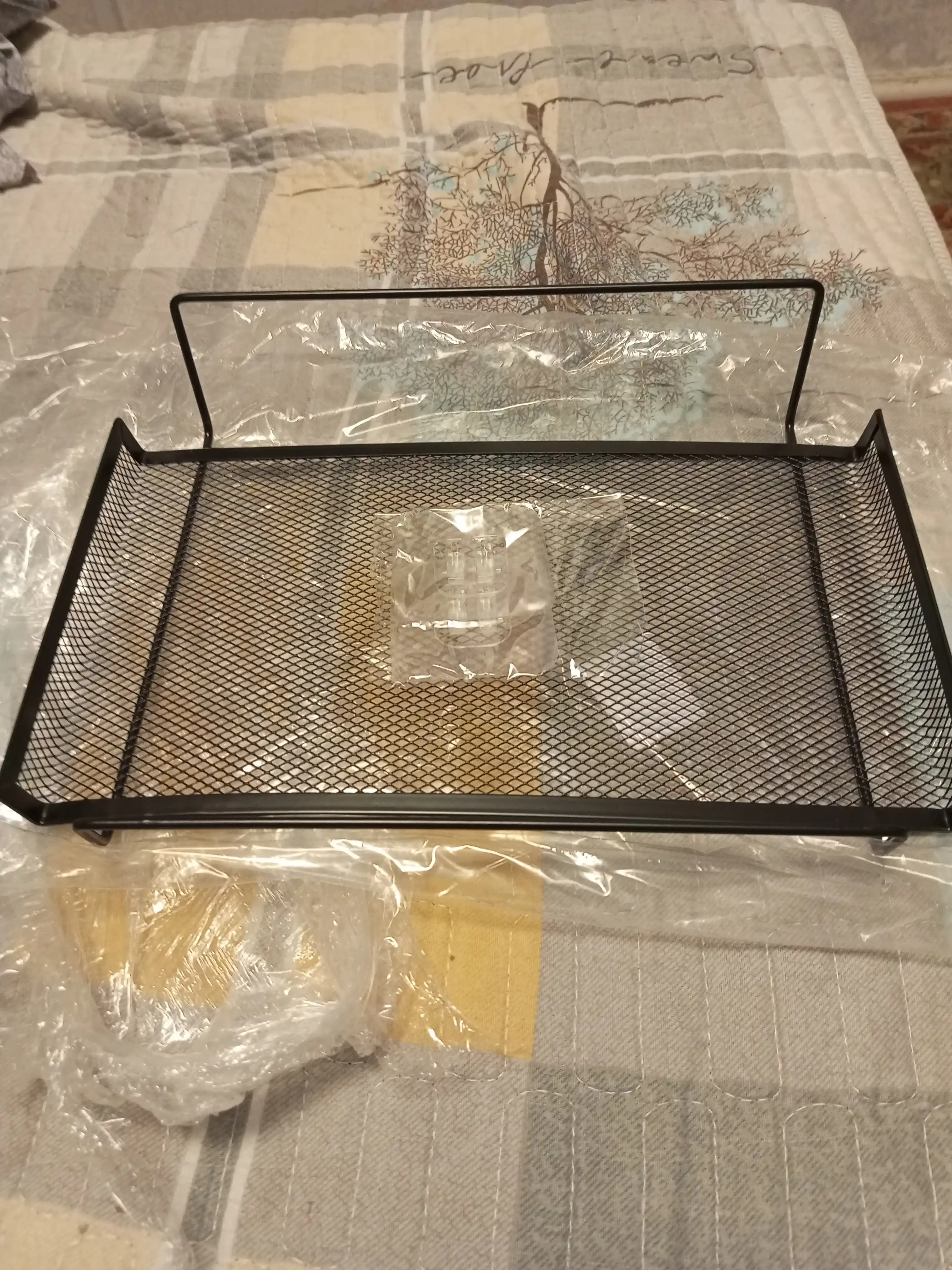 Devorga osiladigan metall polka — router, kosmetika, oshxona buyumlari uchun organayzer
