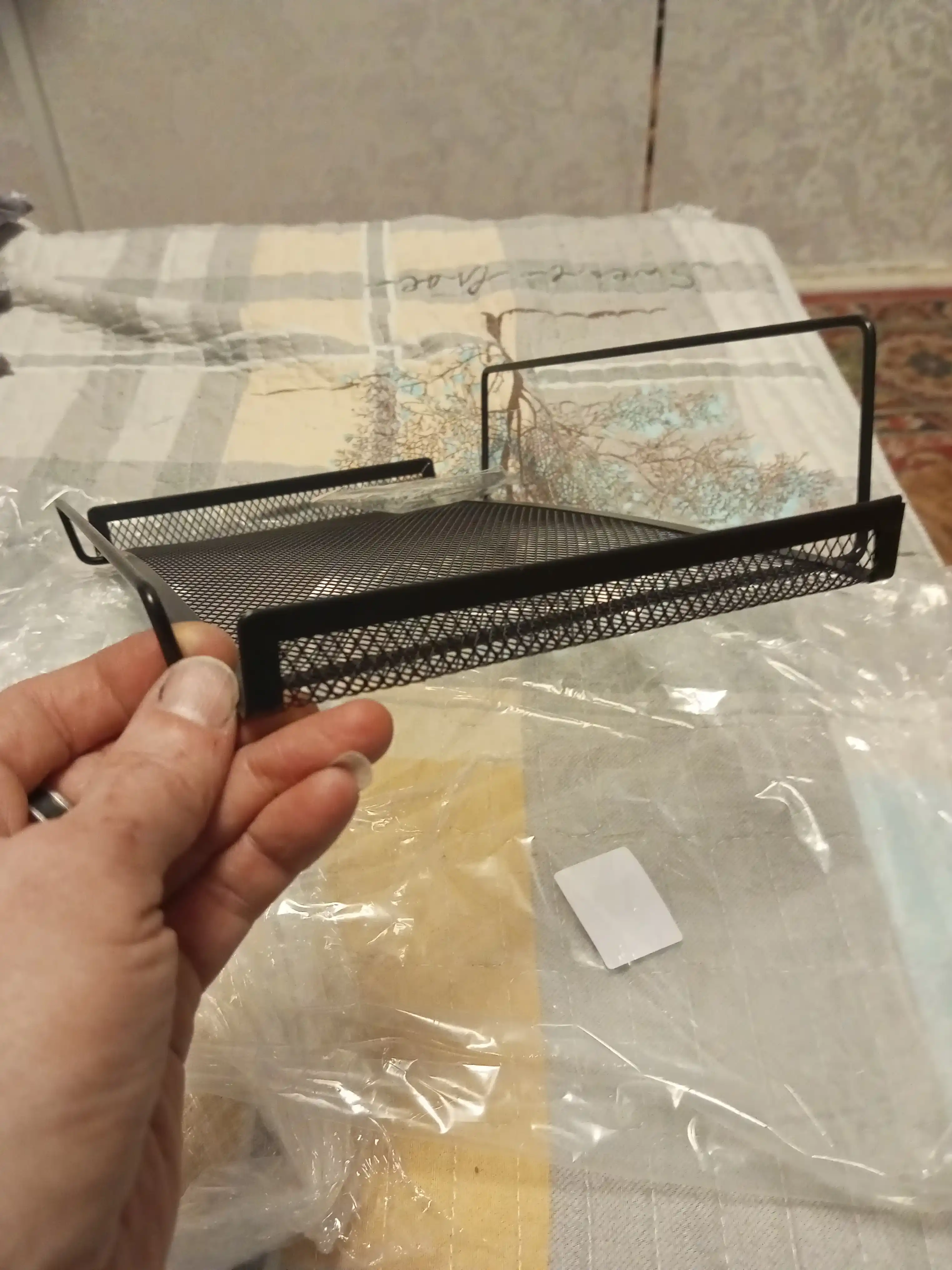 Devorga osiladigan metall polka — router, kosmetika, oshxona buyumlari uchun organayzer