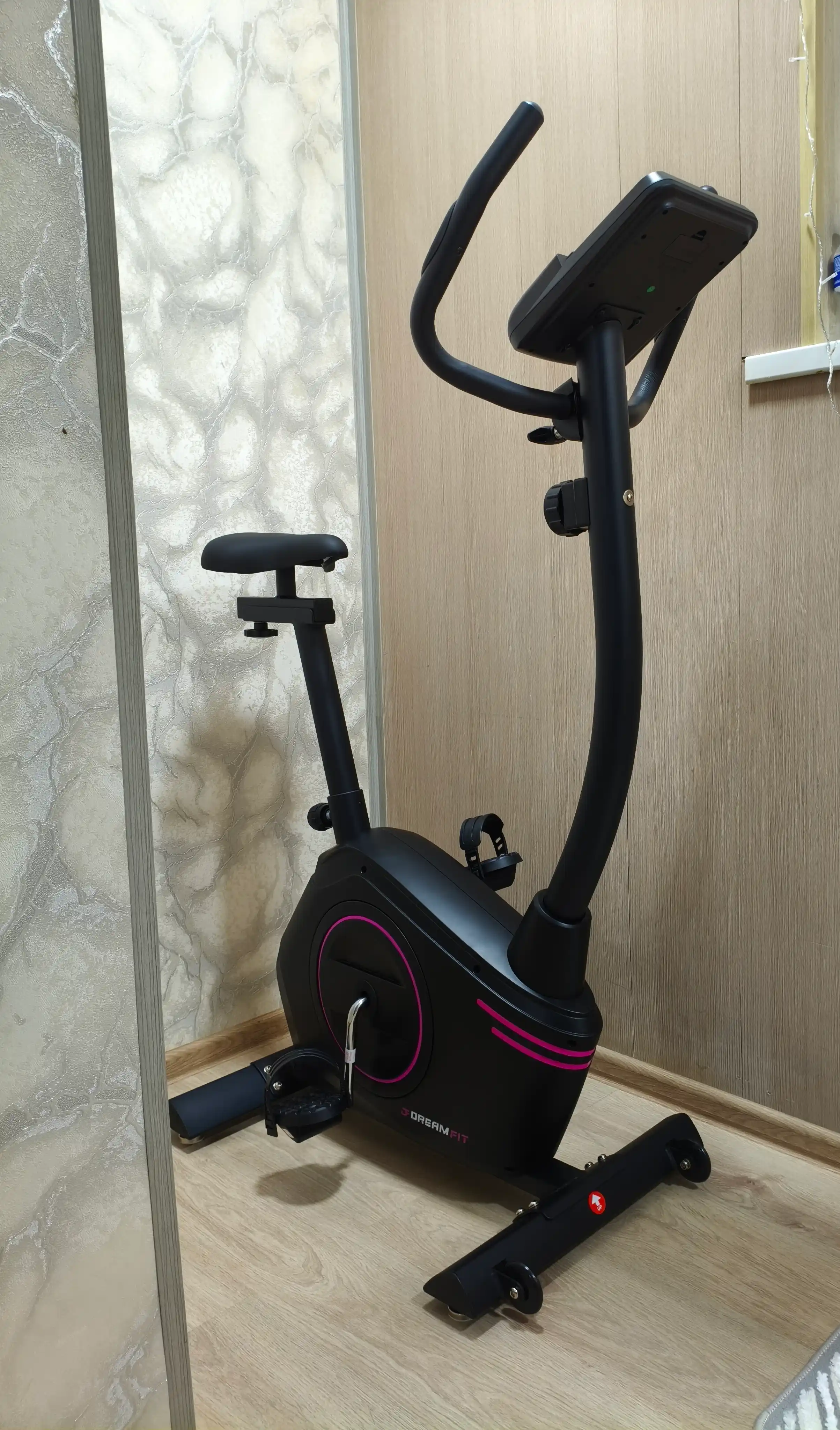 Велотренажер Dreamfit 122B-322B, для домашних кардиотренировок, 8 уровней нагрузки