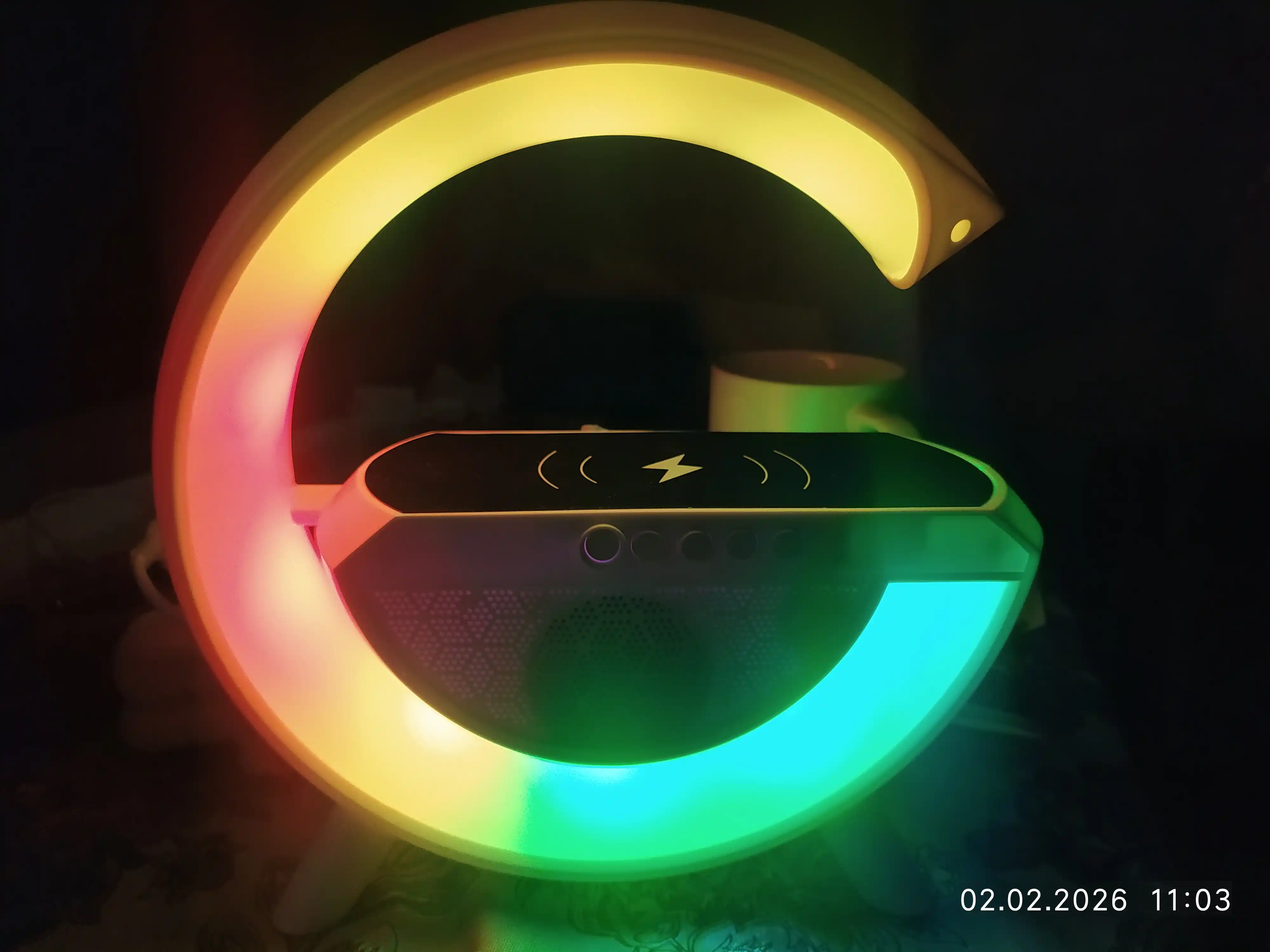 RGB ночник-колонка: Bluetooth, FM-радио, будильник и беспроводная зарядка