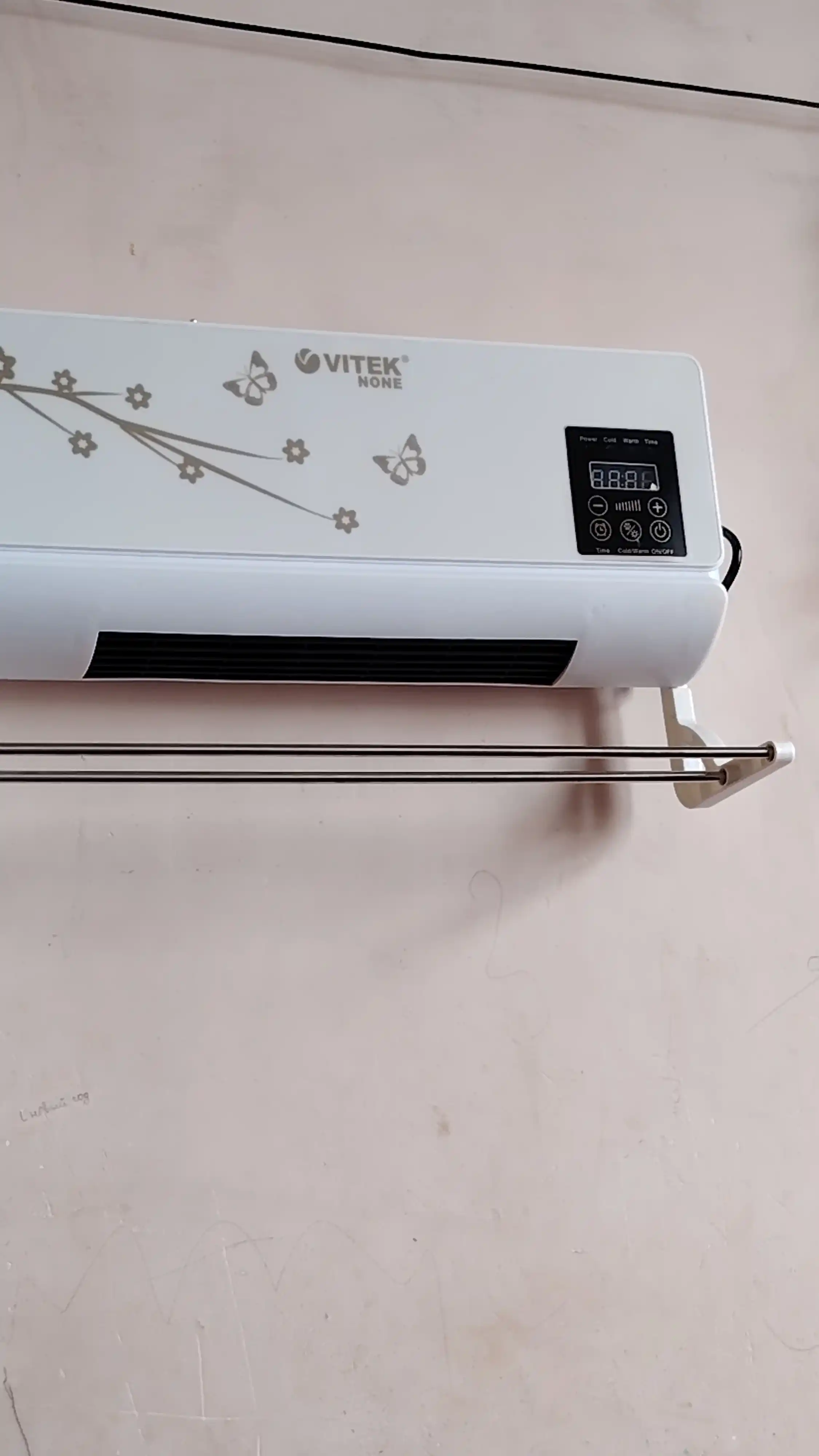 Devorga o'rnatiladigan elektr isitgich, pultli — konvektor tipidagi