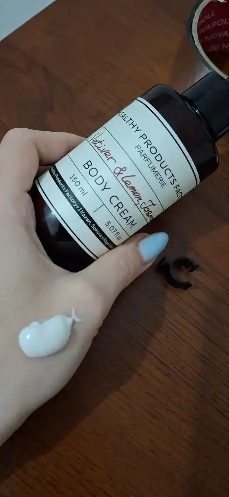 Tana va qo‘llar uchun xushbo‘y, namlantiruvchi, oziqlantiruvchi loson kremi, 150 ml