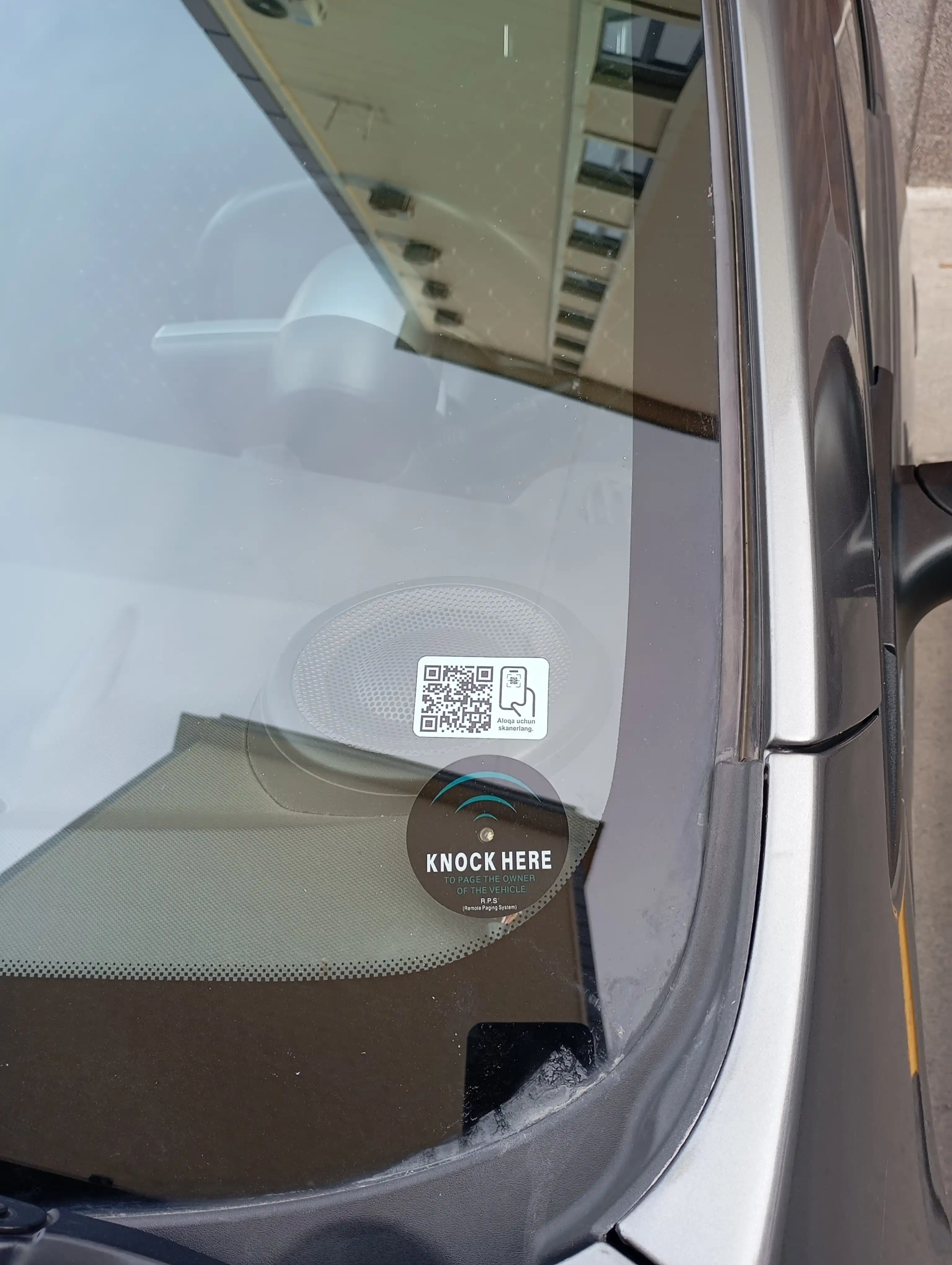 Наклейка с QR-кодом для автомобиля — связь с владельцем с звонков или уведомление