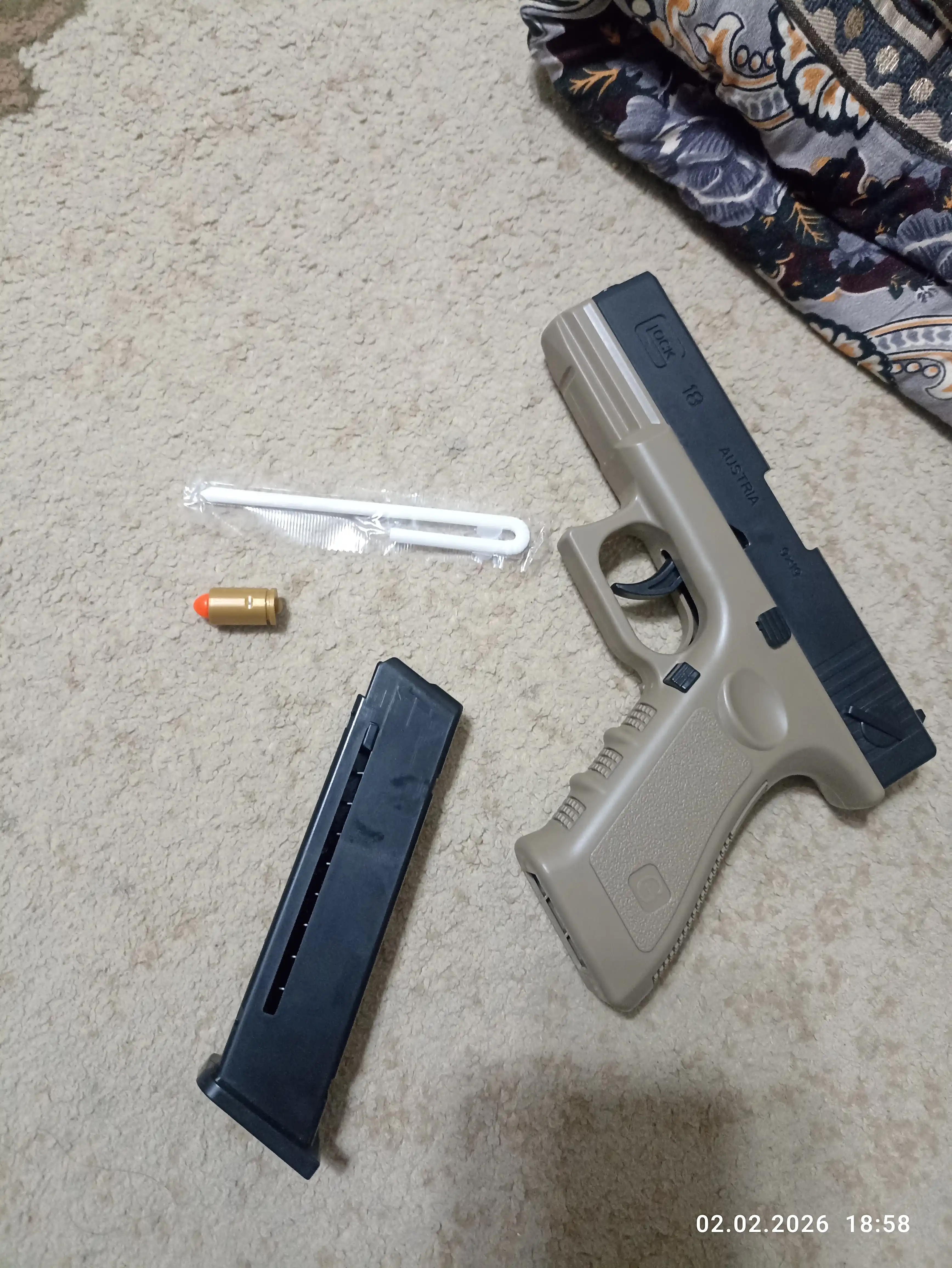 Игрушечный пистолет Glock 18