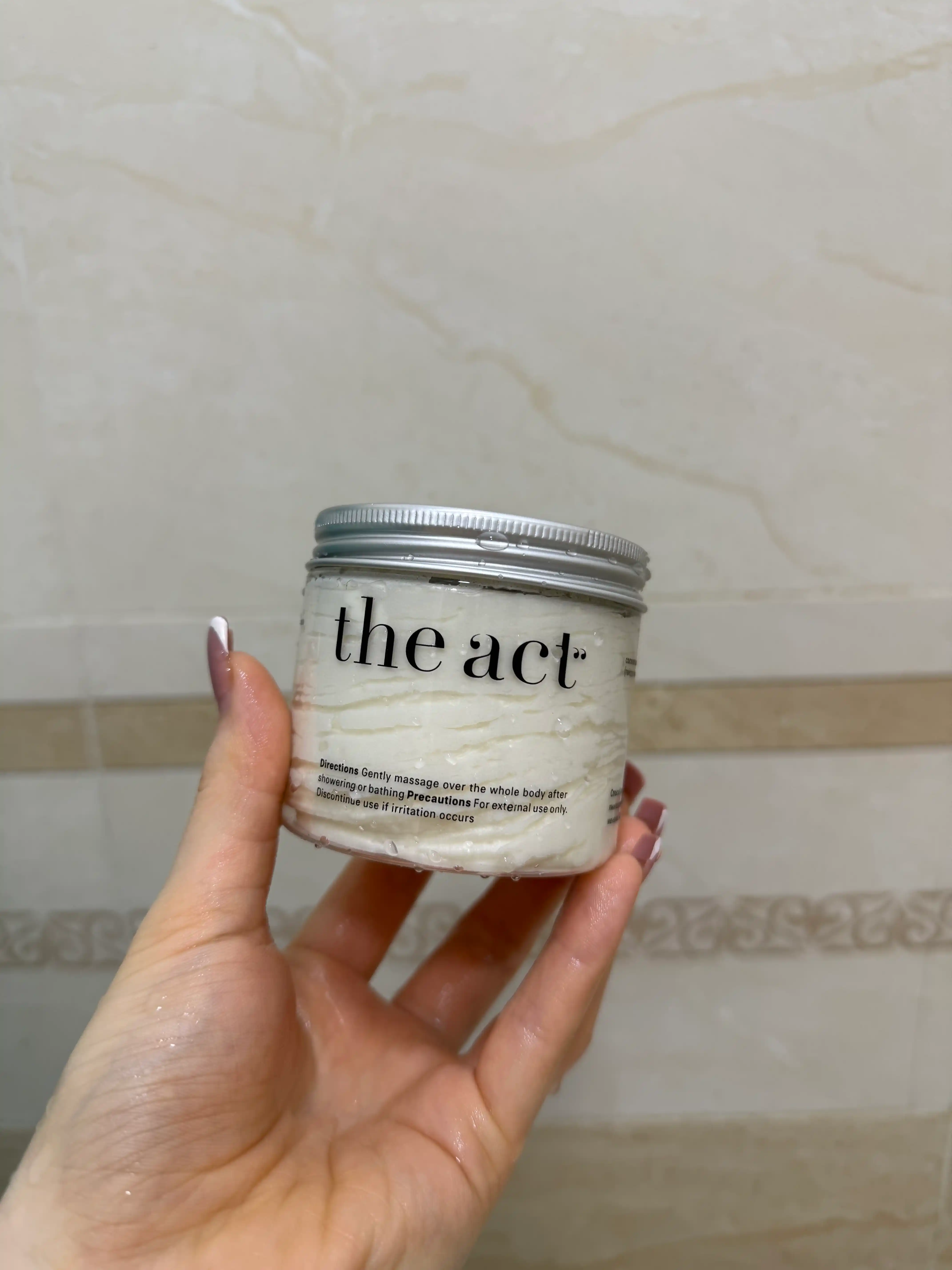The Act qo‘l, oyoq va tana uchun qattiq moy  kokos moyi bilan namlantiruvchi krem-batter