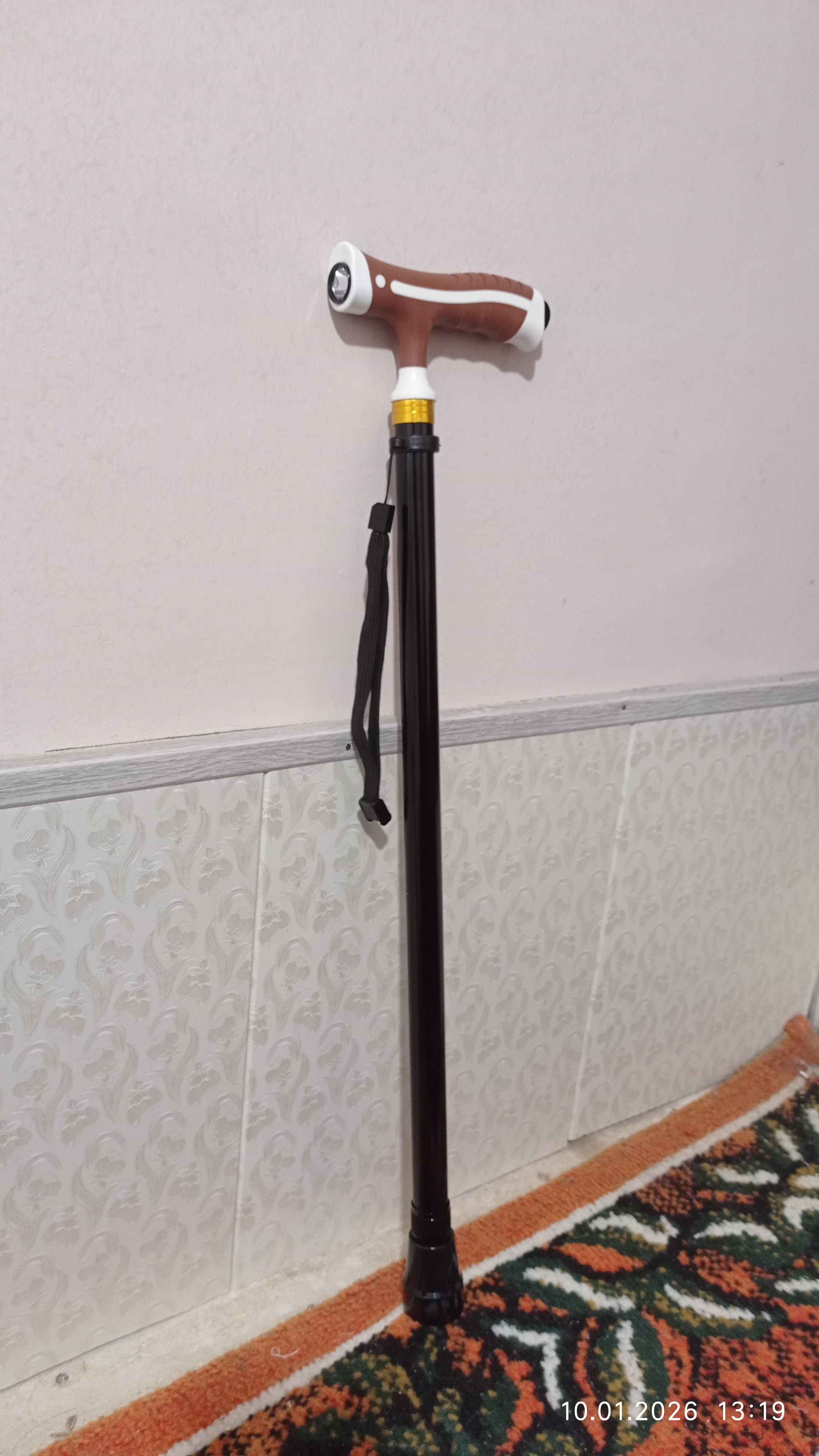 Balandligi sozlanaladigan sirpanmaydigan yurish uchun hassa (xassa, xacca) led yoritgichli