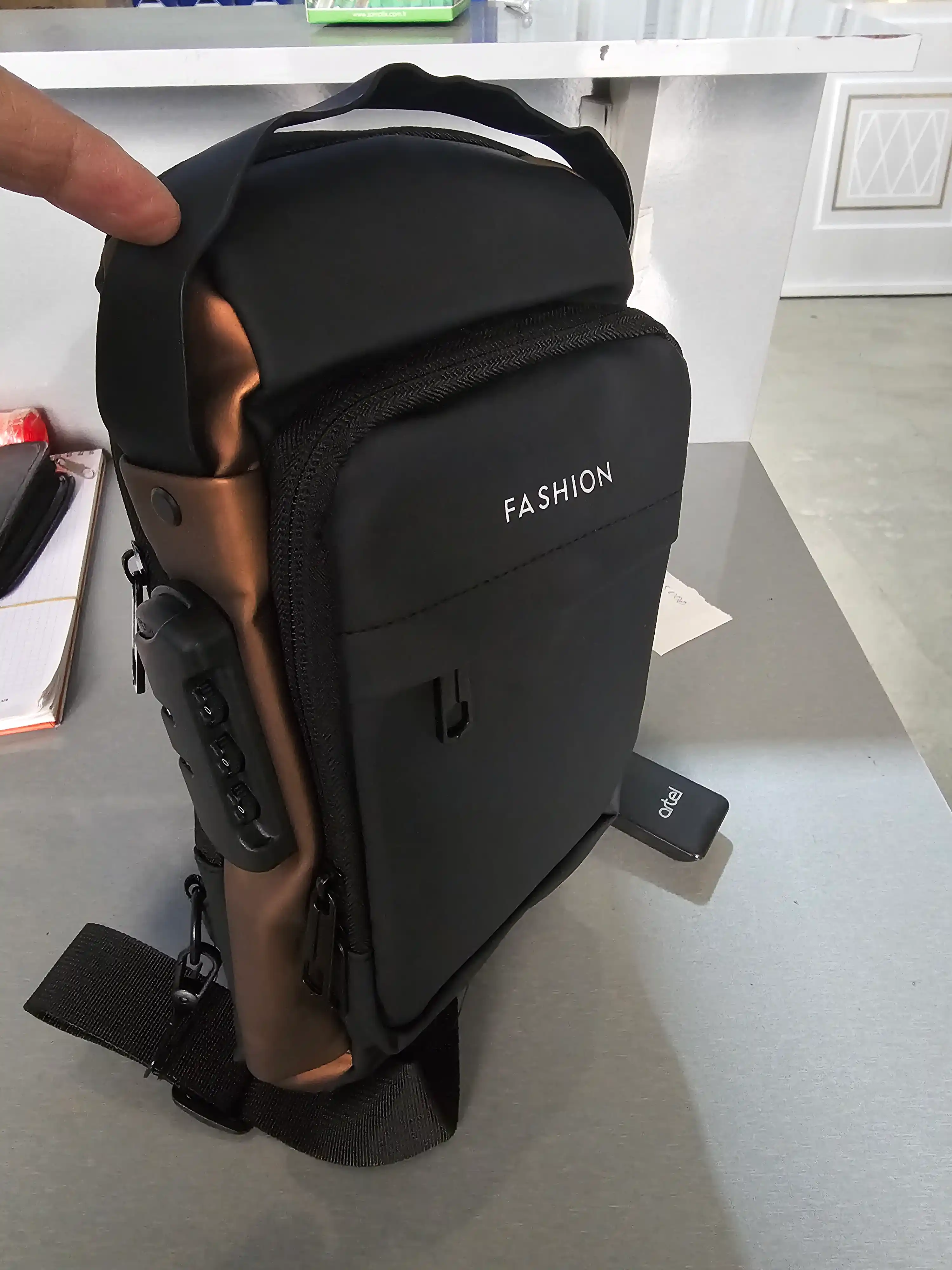 Erkaklar sumkasi, barsetka, bananka, qulfli va USB zaryadlovchi bilan, yelkama