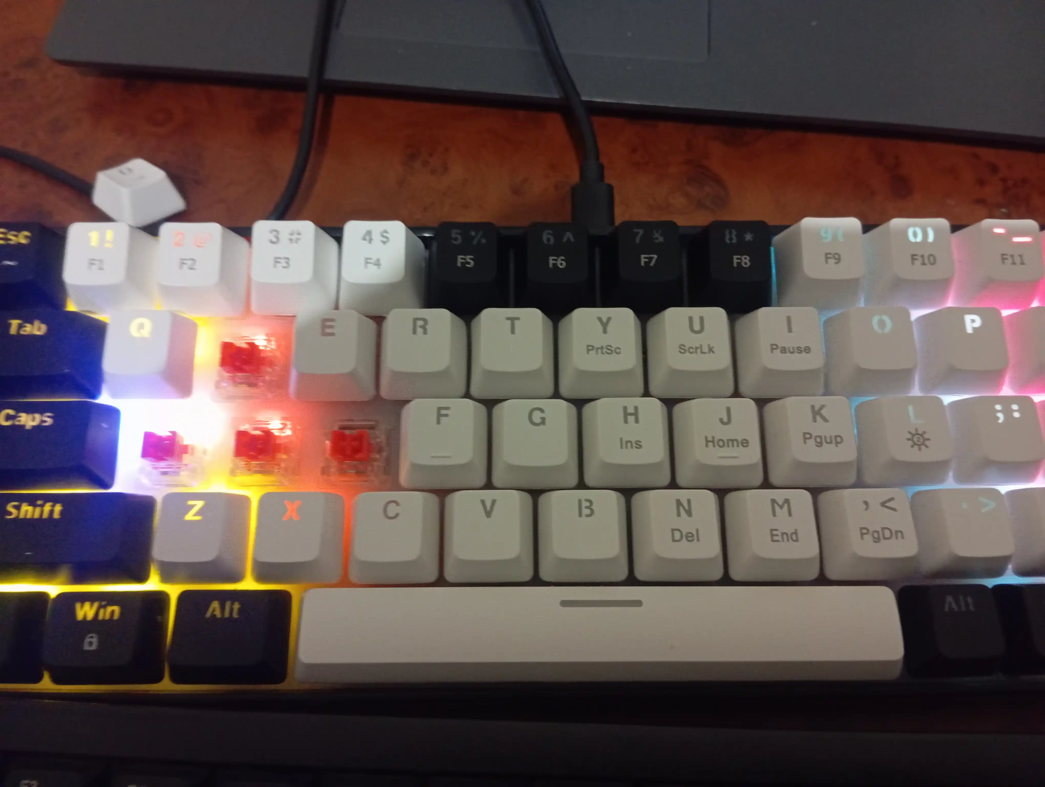 Zifrind Rgb mexanik o‘yin klaviaturasi, 98 ta o‘yin tugmasi va multimedia bilan yoritilgan