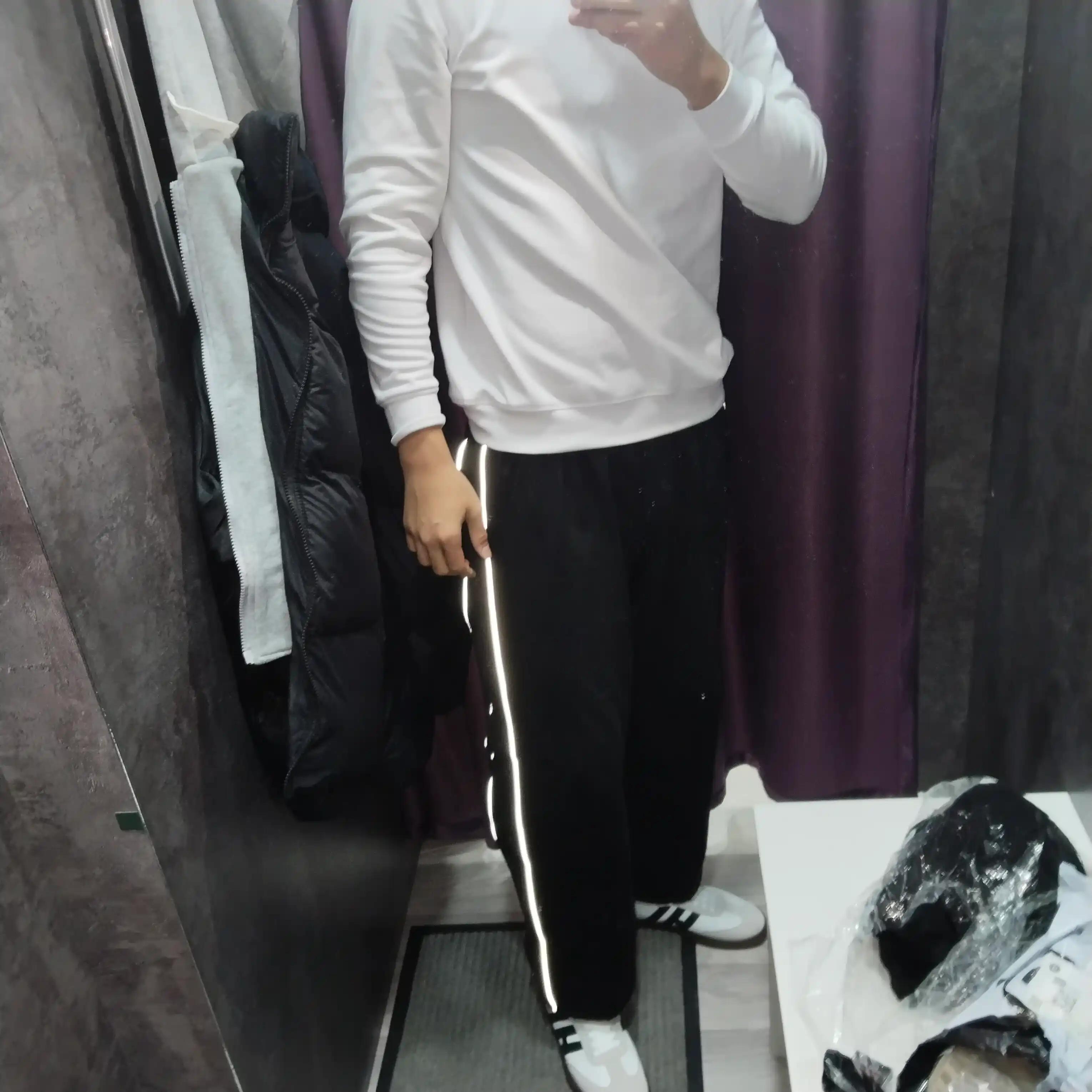 Erkaklar uchun keng sport shim – lampasli model