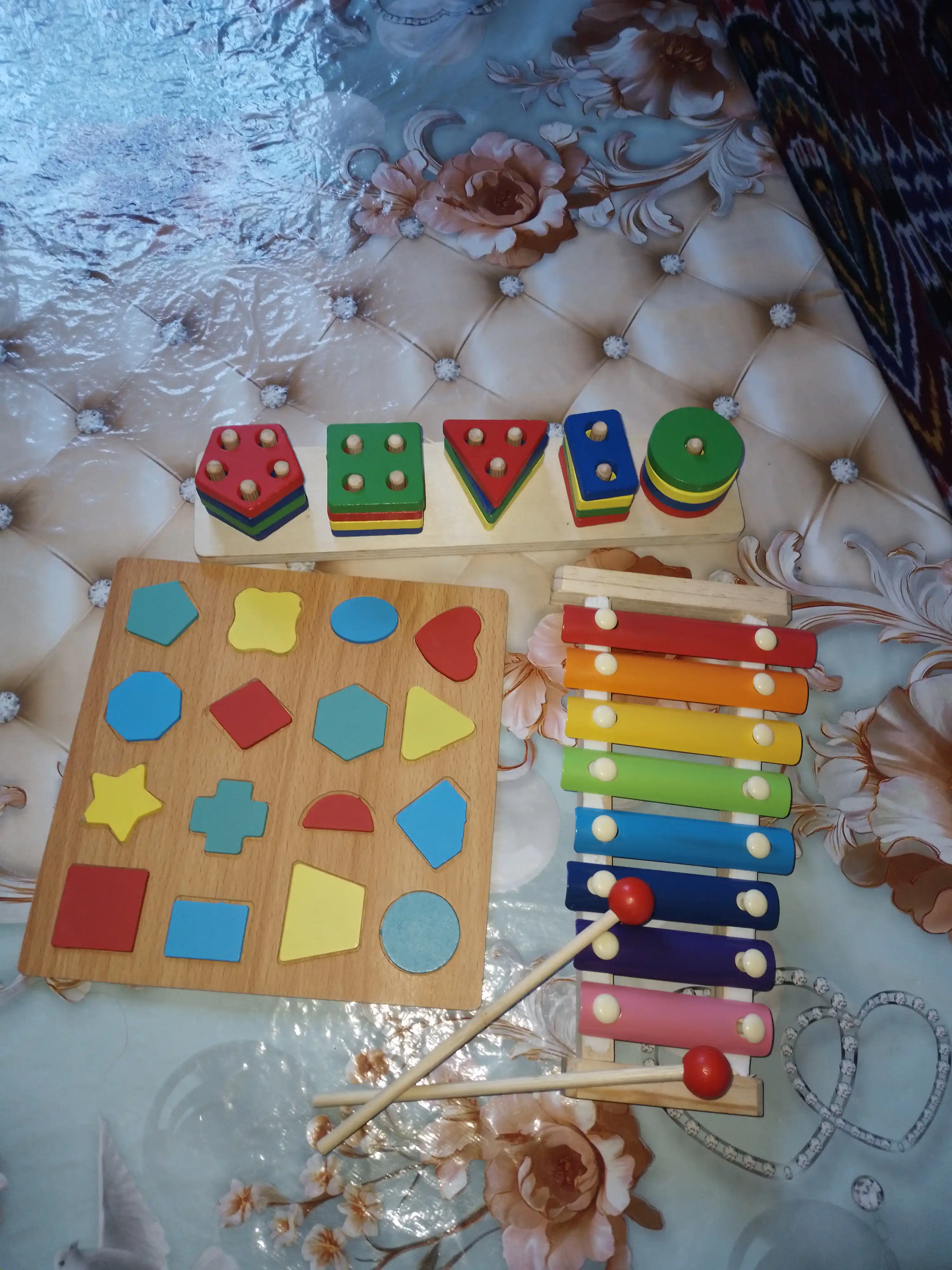 Montessori uslubidagi yog‘ochli rivojlantiruvchi boshqotirma — 6 xil model (20×20 cm)
