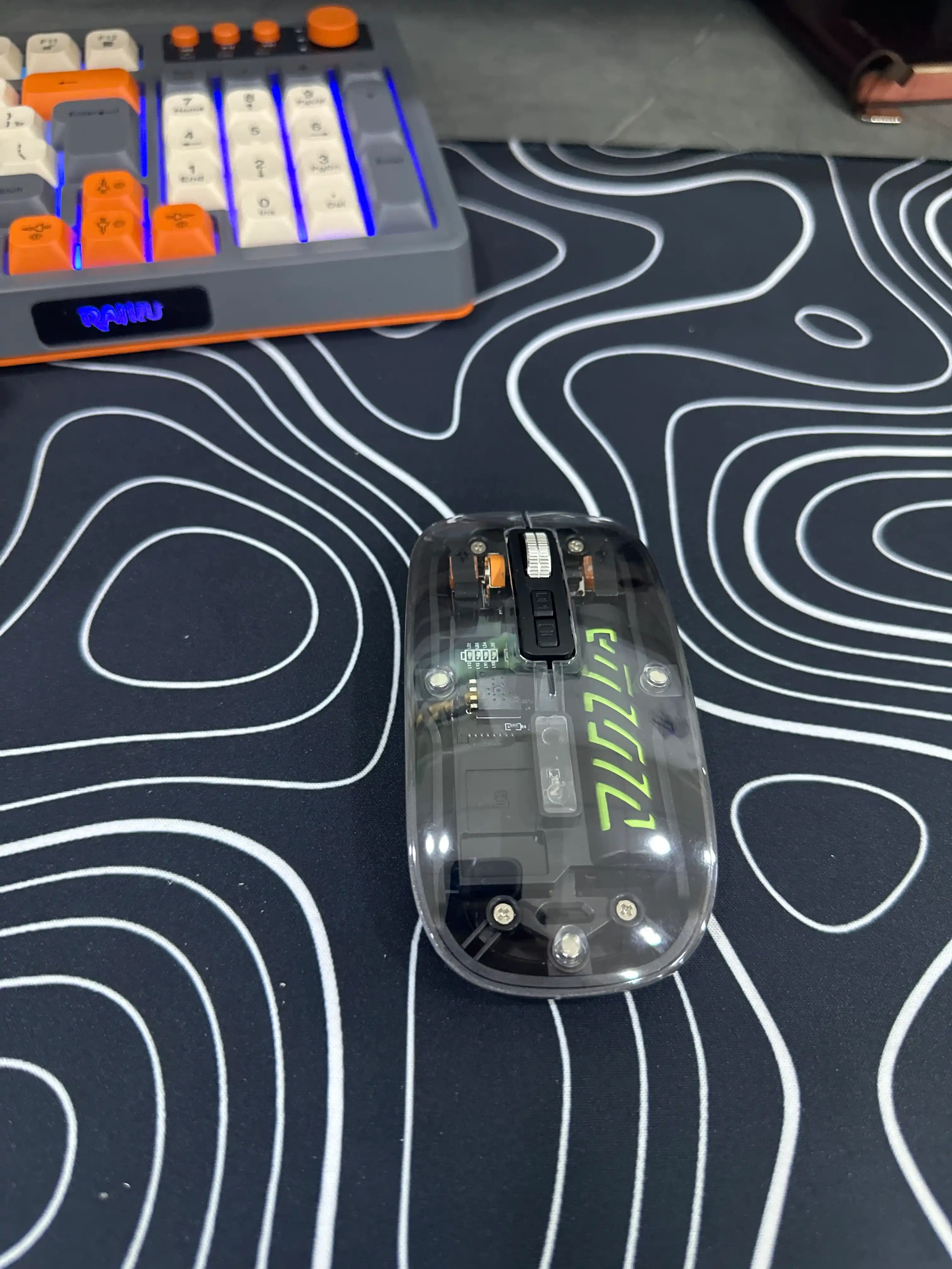 Simsiz sichqoncha 1600 DPI, shaffof korpus va 400 mAh batareya bilan