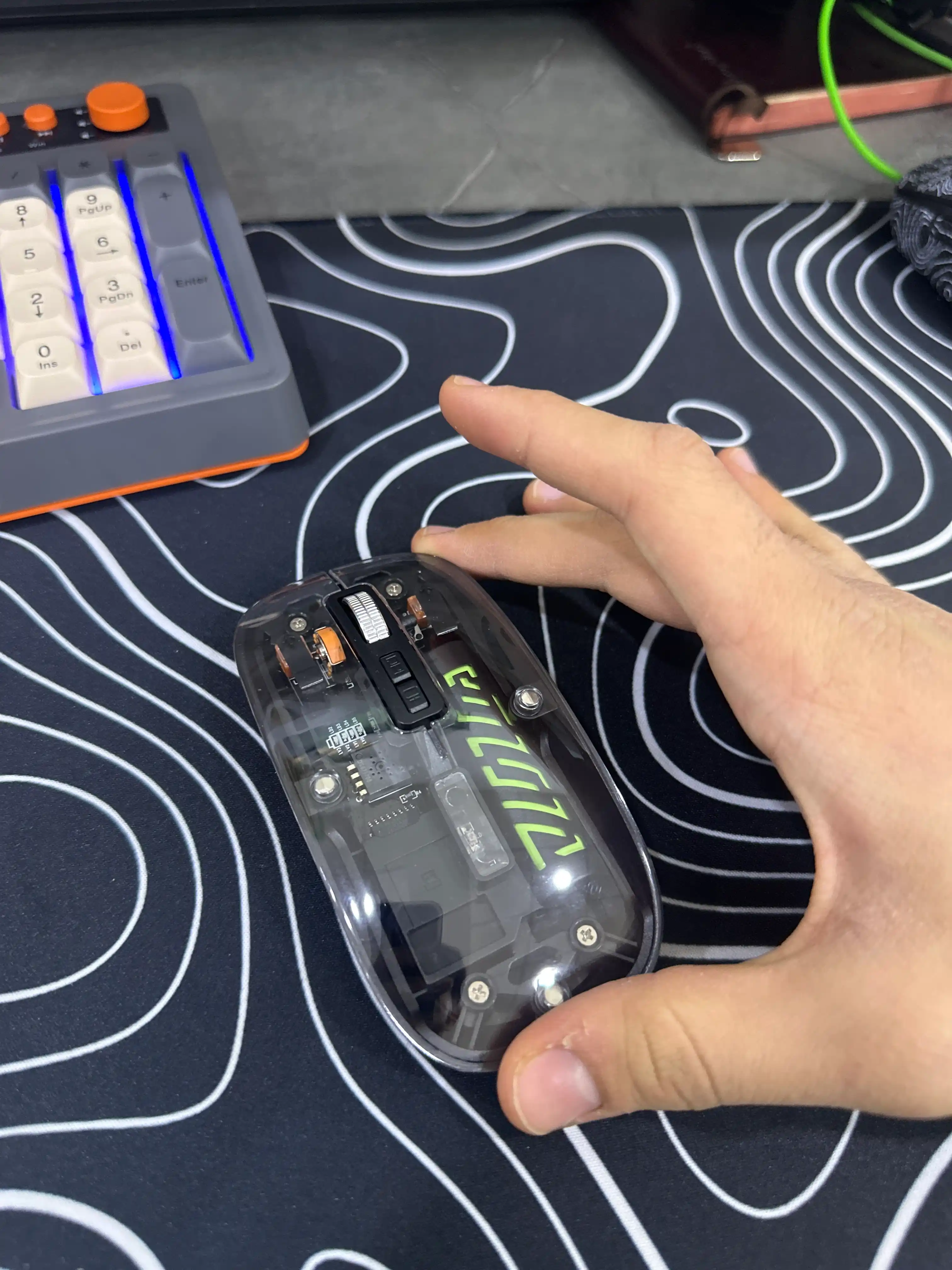 Simsiz sichqoncha 1600 DPI, shaffof korpus va 400 mAh batareya bilan