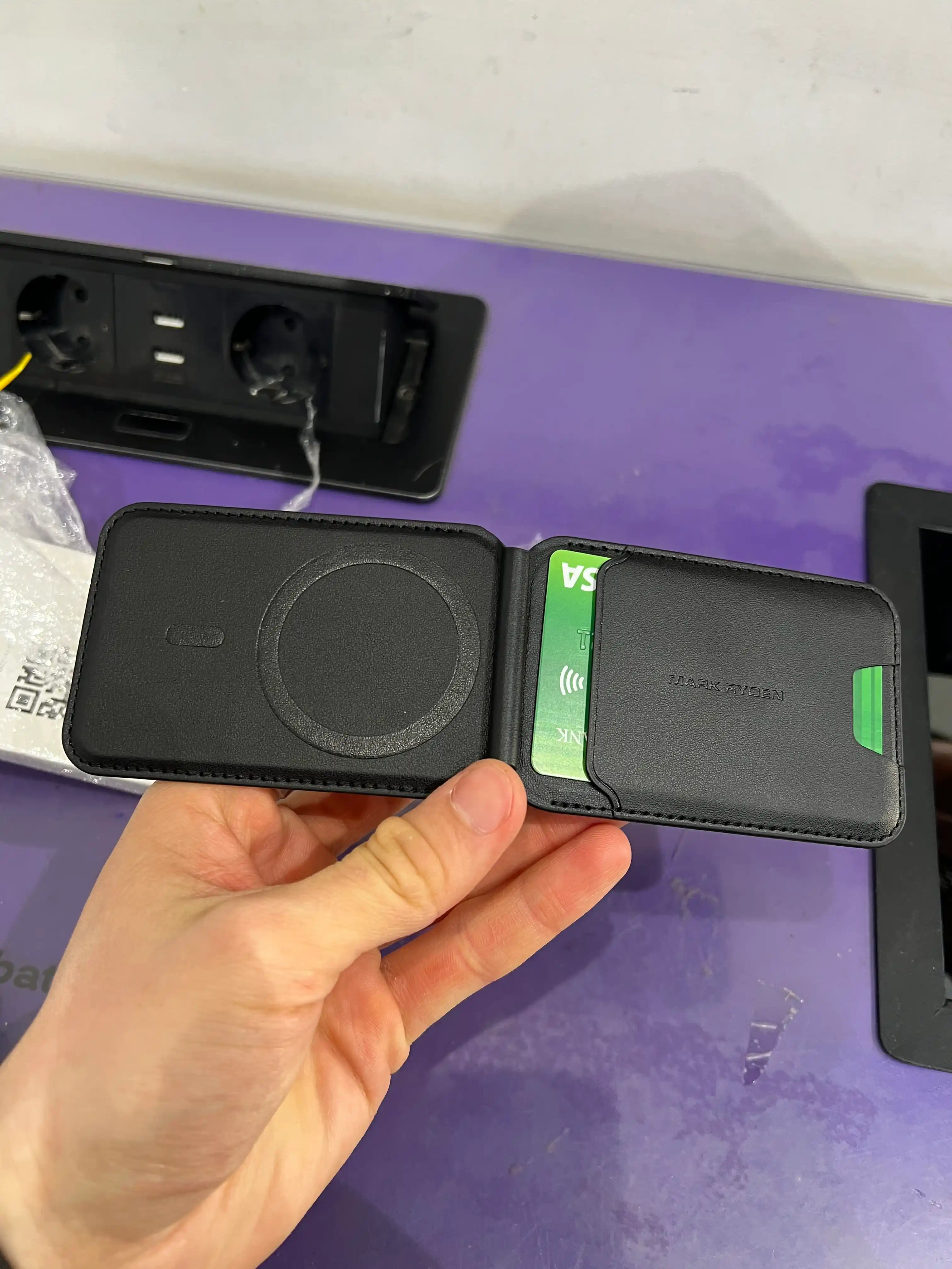 Кардхолдер Mark Ryden MR21 MagSafe для iPhone с RFID защитой