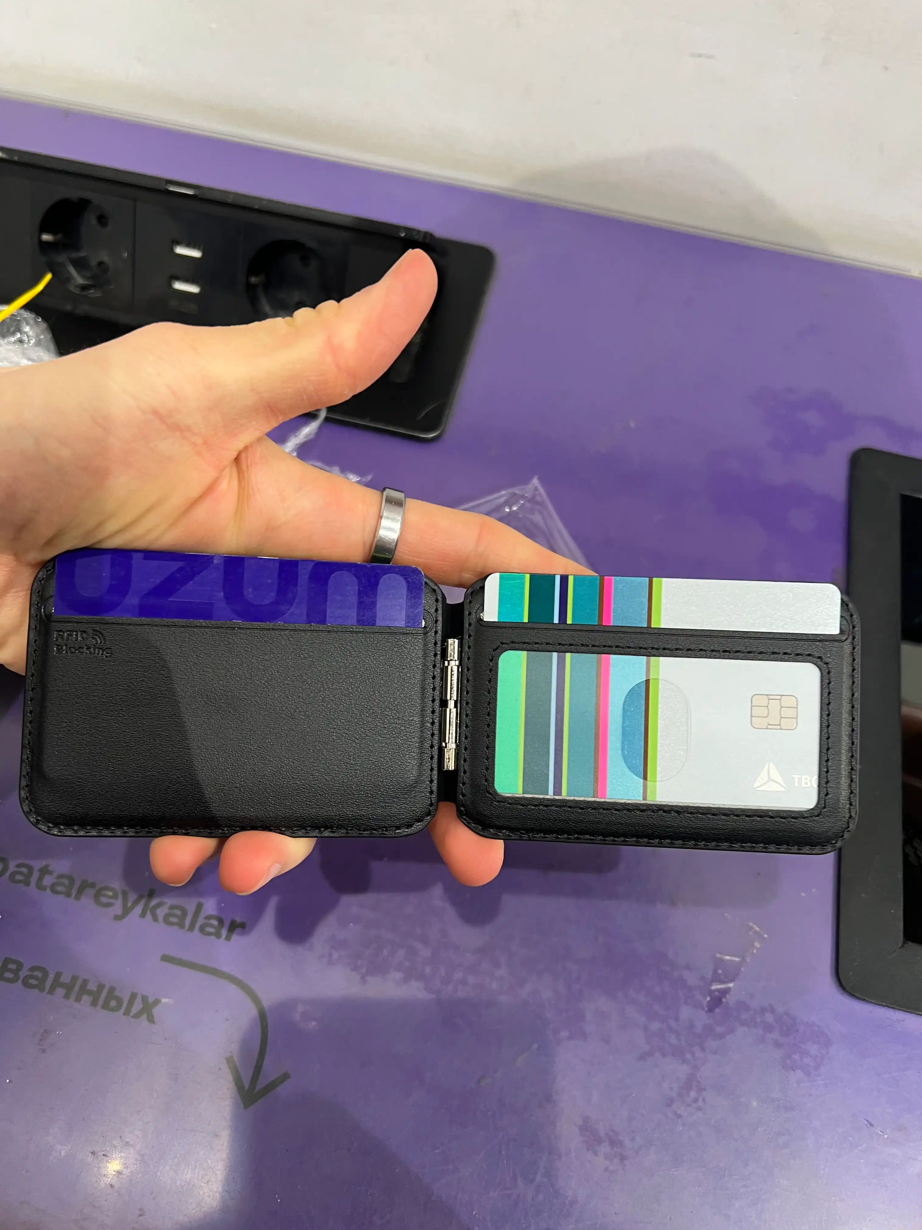 Кардхолдер Mark Ryden MR21 MagSafe для iPhone с RFID защитой