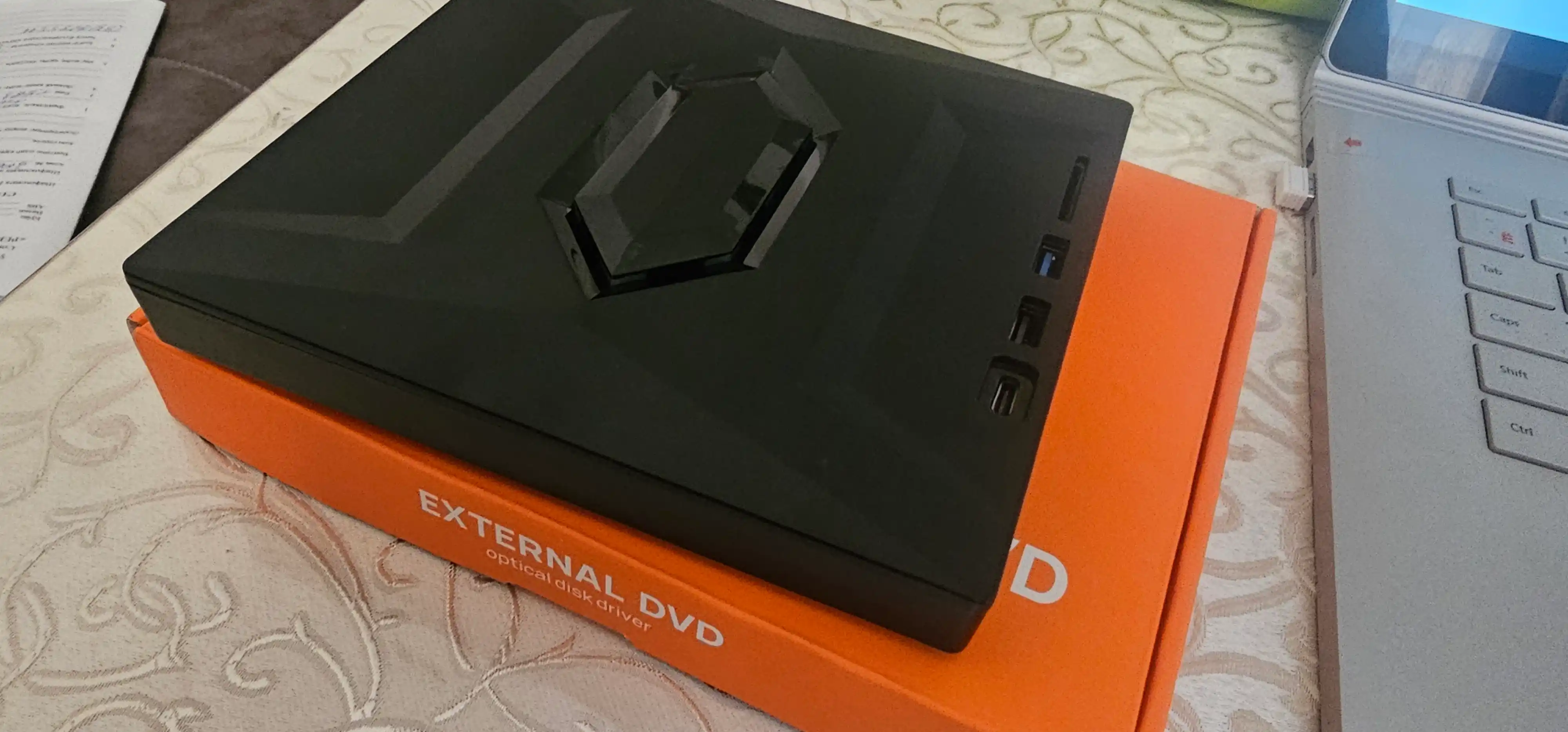 Tashqi optik DVD ROM qurilma, Usb va Type-C, Usb hub, Micro SD va SD card reader